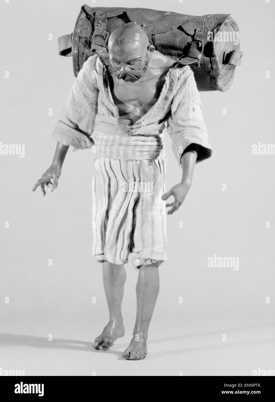 Diese Illustration aus einem antiken Buch zeigt einen dunkelhäutigen Mann mit einem Rucksack, der historische Kleidung und Bräuche widerspiegelt. Das Kunstwerk dient als visuelle Aufzeichnung vergangener Epochen und erfasst die für diese Zeit typische Kleidung und Haltung. Die Szene ist im Vintage-Stil dargestellt, typisch für den künstlerischen Ansatz dieser Zeit. Stockfoto