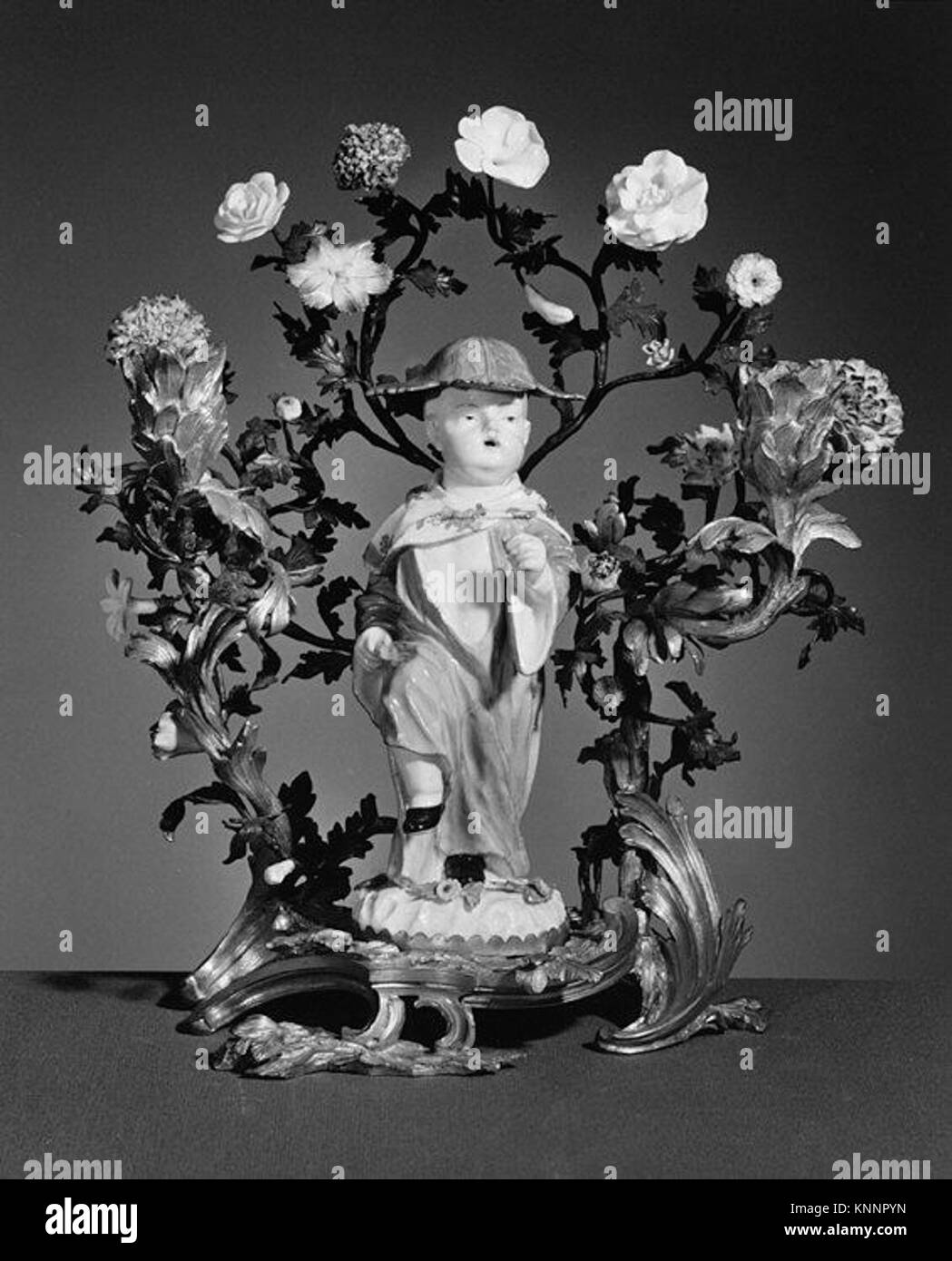 Candelabrum MET 201258 ist ein illustriertes Buch, das einen historischen Kerzenständer zeigt, der Metallkonstruktion, dekorative Arme und funktionales Design zeigt. Stockfoto