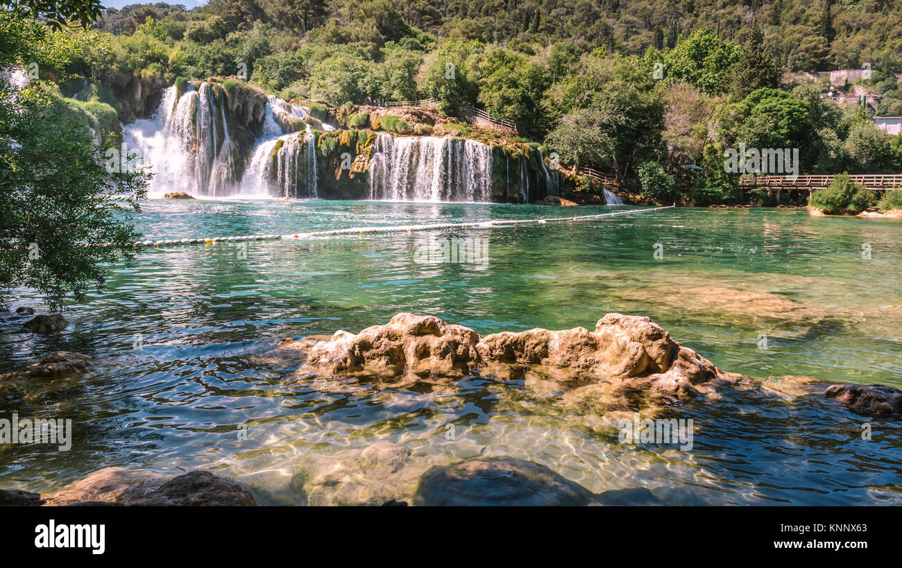 Blick auf den Wasserfall Skradinski Buk in den Nationalpark Krka, einem der kroatischen Nationalparks in Sibenik, Kroatien. Stockfoto