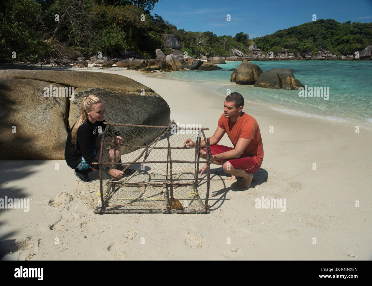 Meeresbiologen diskutieren eine Koralle regeneration Projekt, Nga Khin Nyo Gyee Insel, Mergui Archipel, Myanmar Stockfoto