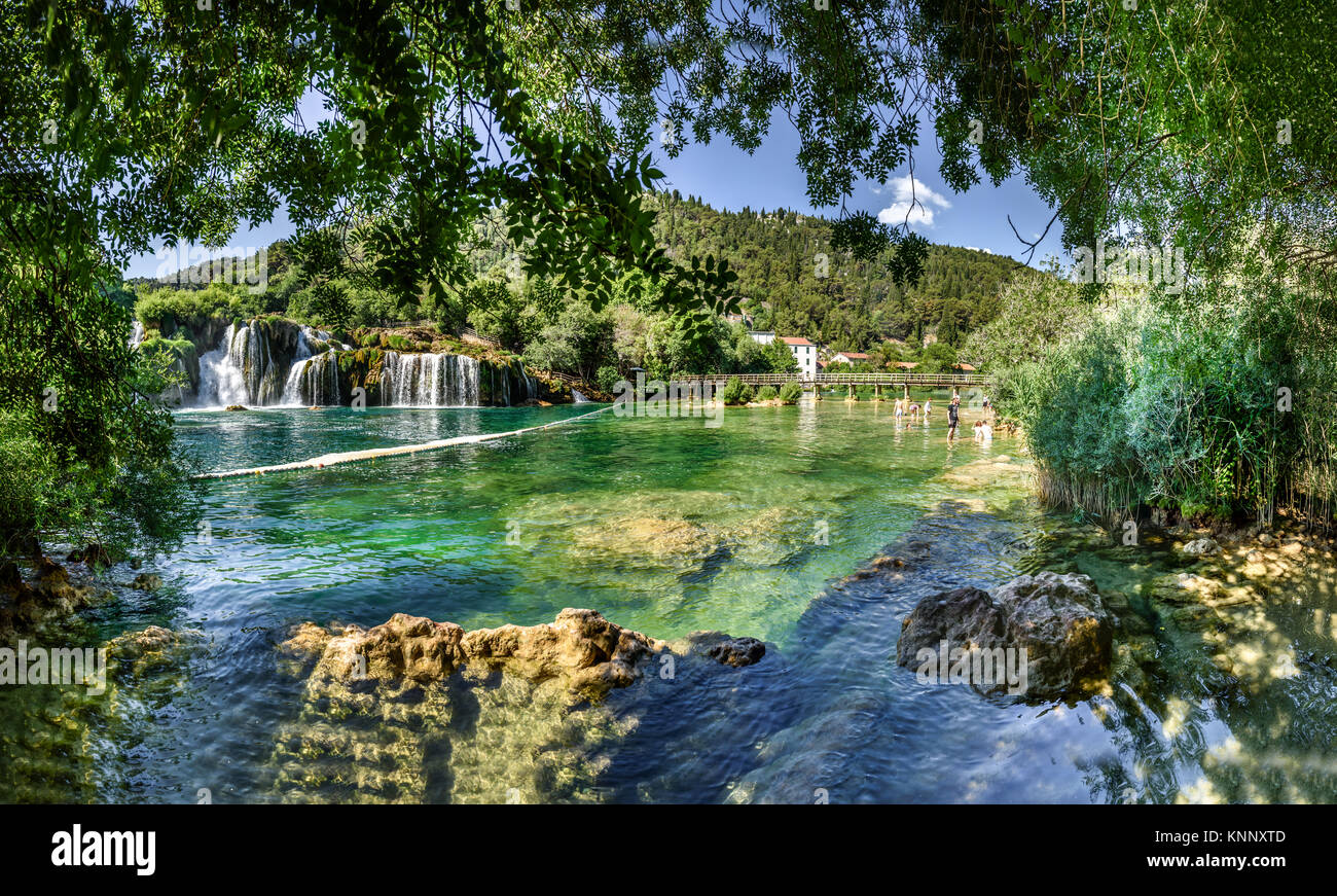 Blick auf den Wasserfall Skradinski Buk in den Nationalpark Krka, einem der kroatischen Nationalparks in Sibenik, Kroatien. Stockfoto