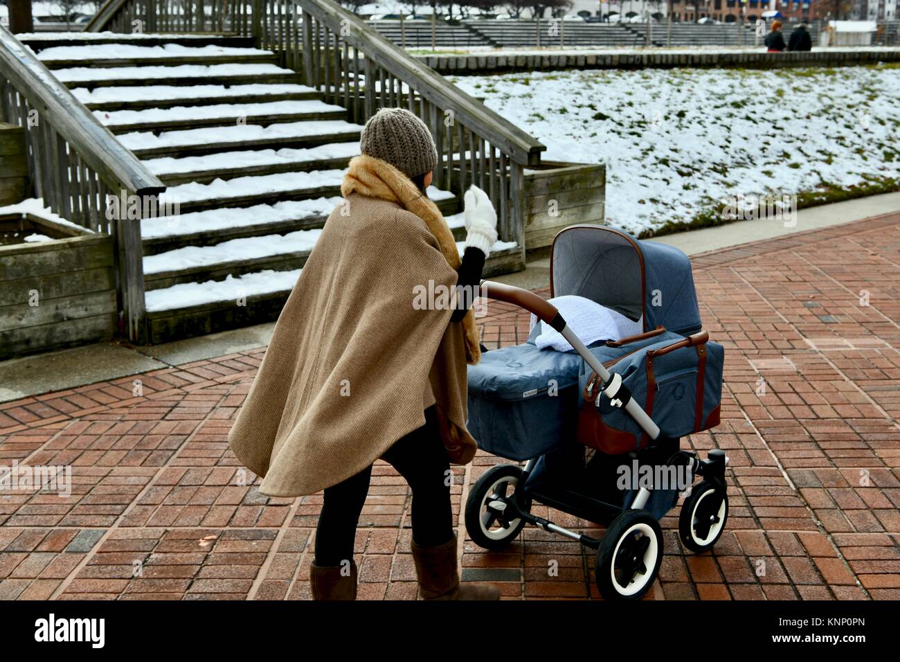 Mutter mit luxus kinderwagen -Fotos und -Bildmaterial in hoher Auflösung –  Alamy