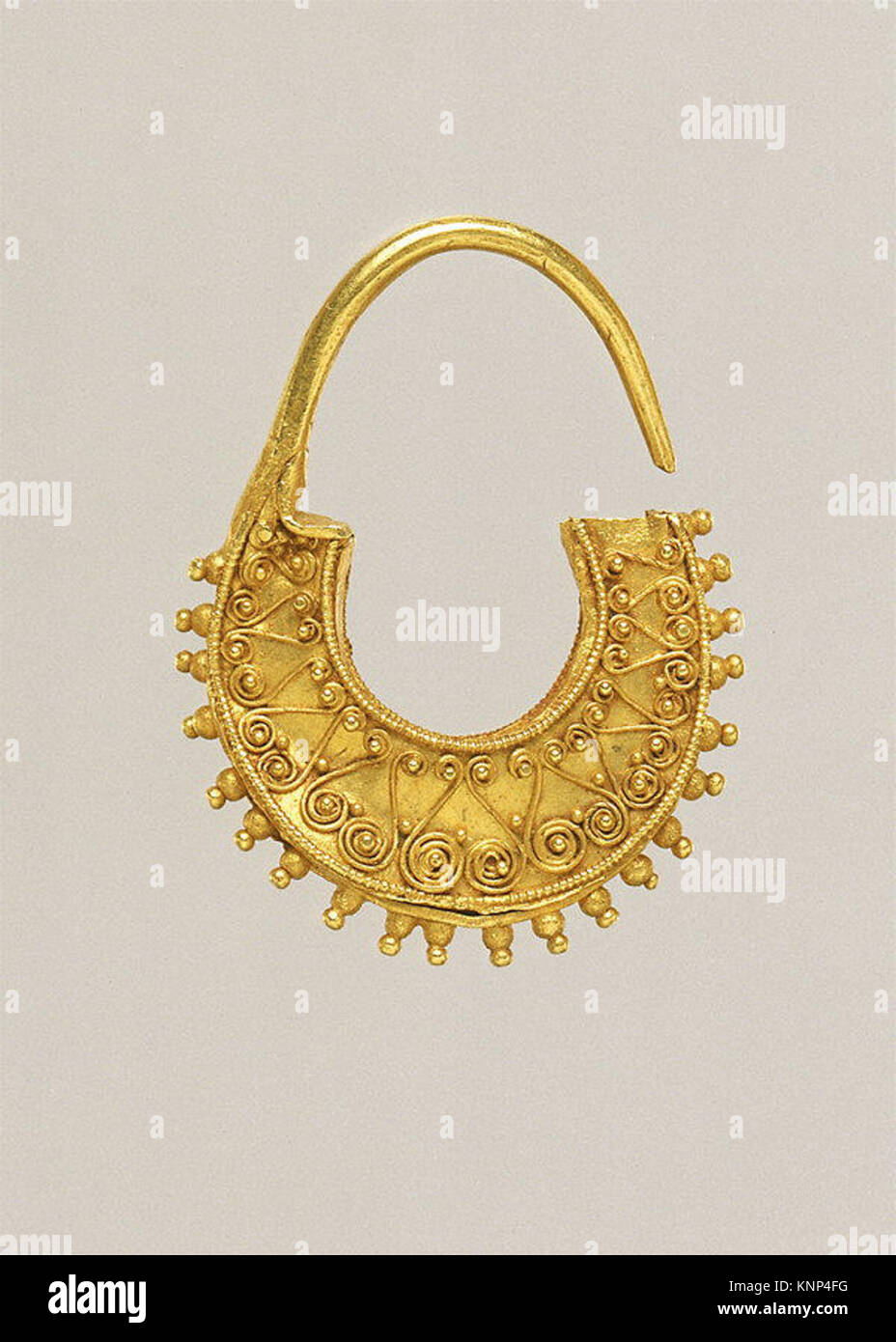 Gold sichelförmige Ohrring MET GR 553 243022 Stockfoto