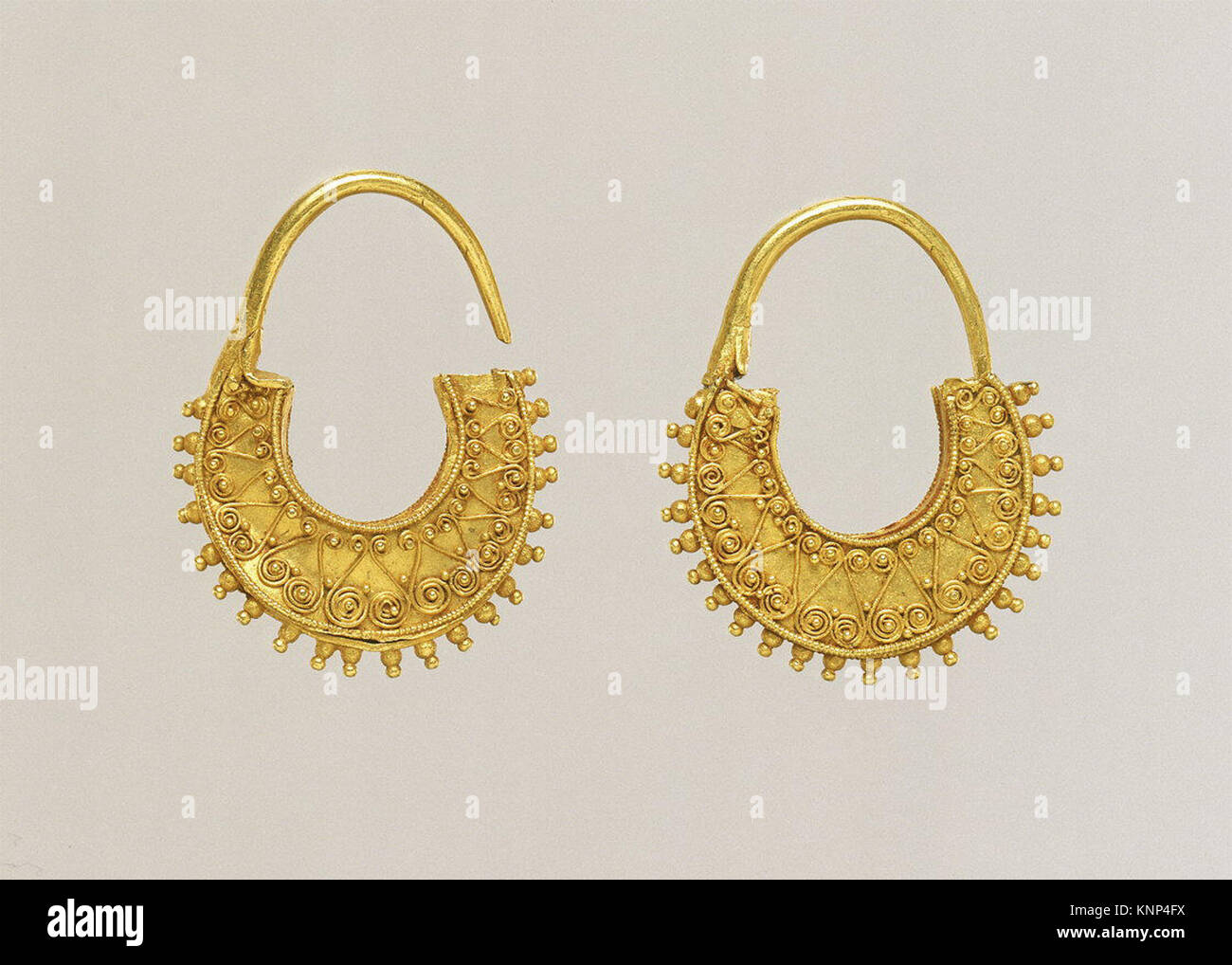 Gold sichelförmige Ohrring MET GR 552 243023 Stockfoto
