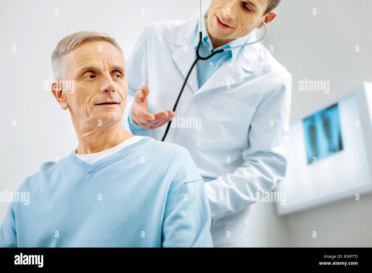 Positive älterer Mann in einer medizinischen Checkup Stockfoto
