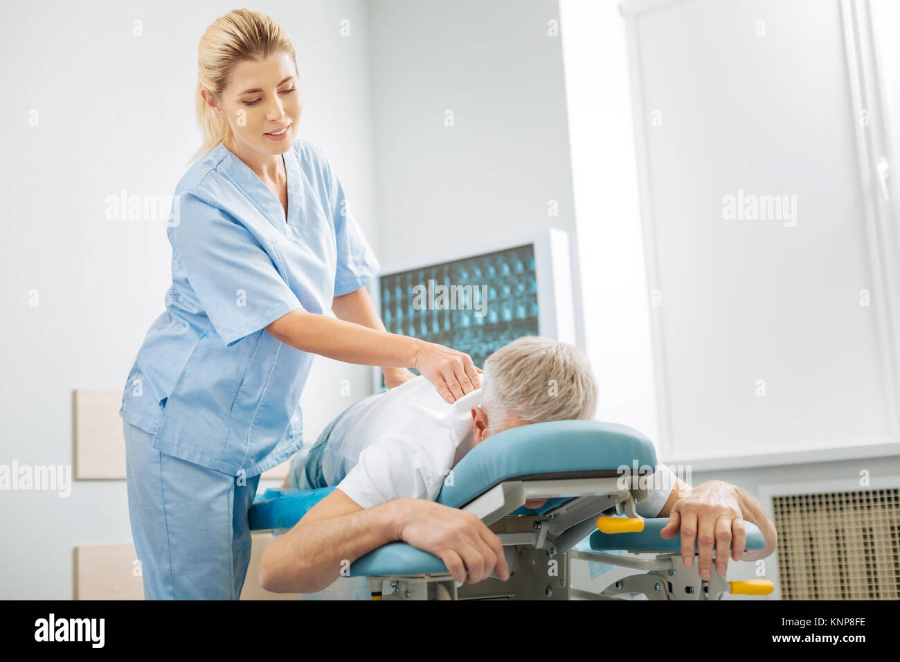 Positive geschickten Arzt auf Ihre Patienten Stockfoto
