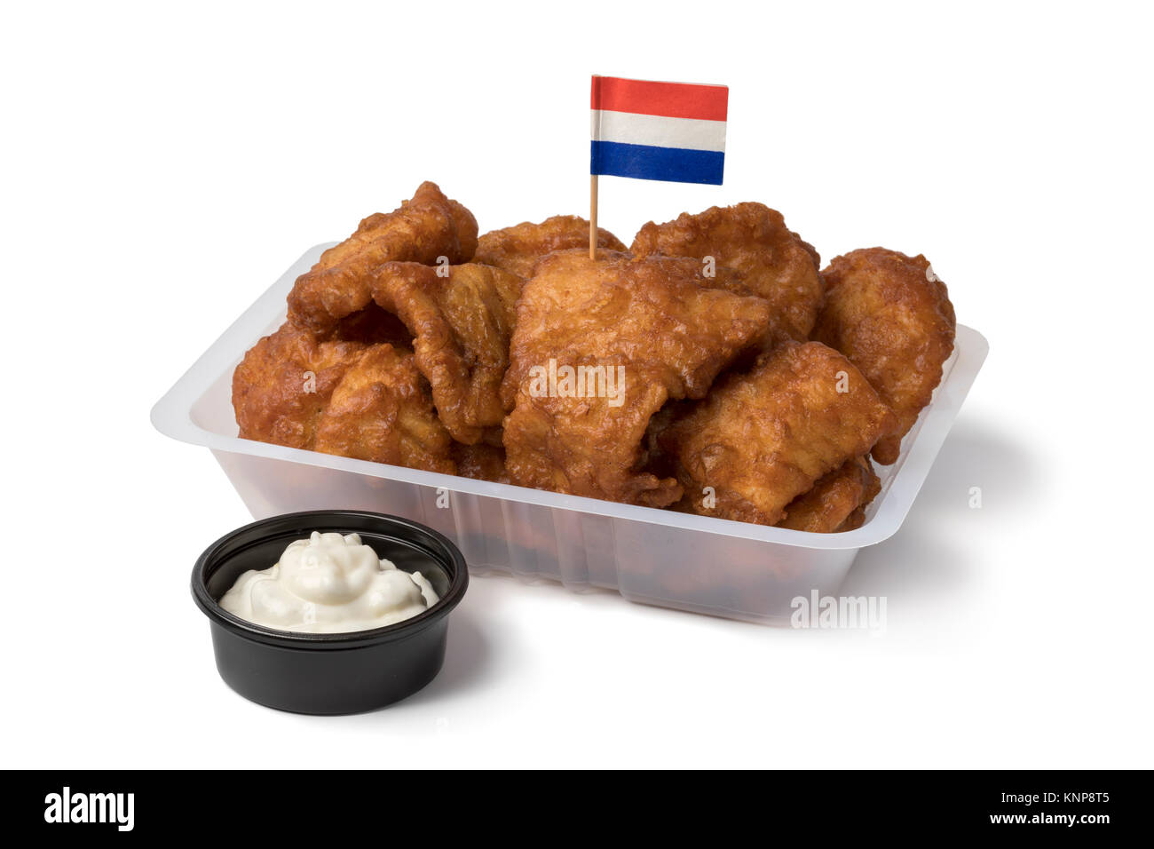Plastik Schüssel mit traditionellen niederländischen kibbeling, frittierter Fisch, und Sauce auf weißem Hintergrund Stockfoto