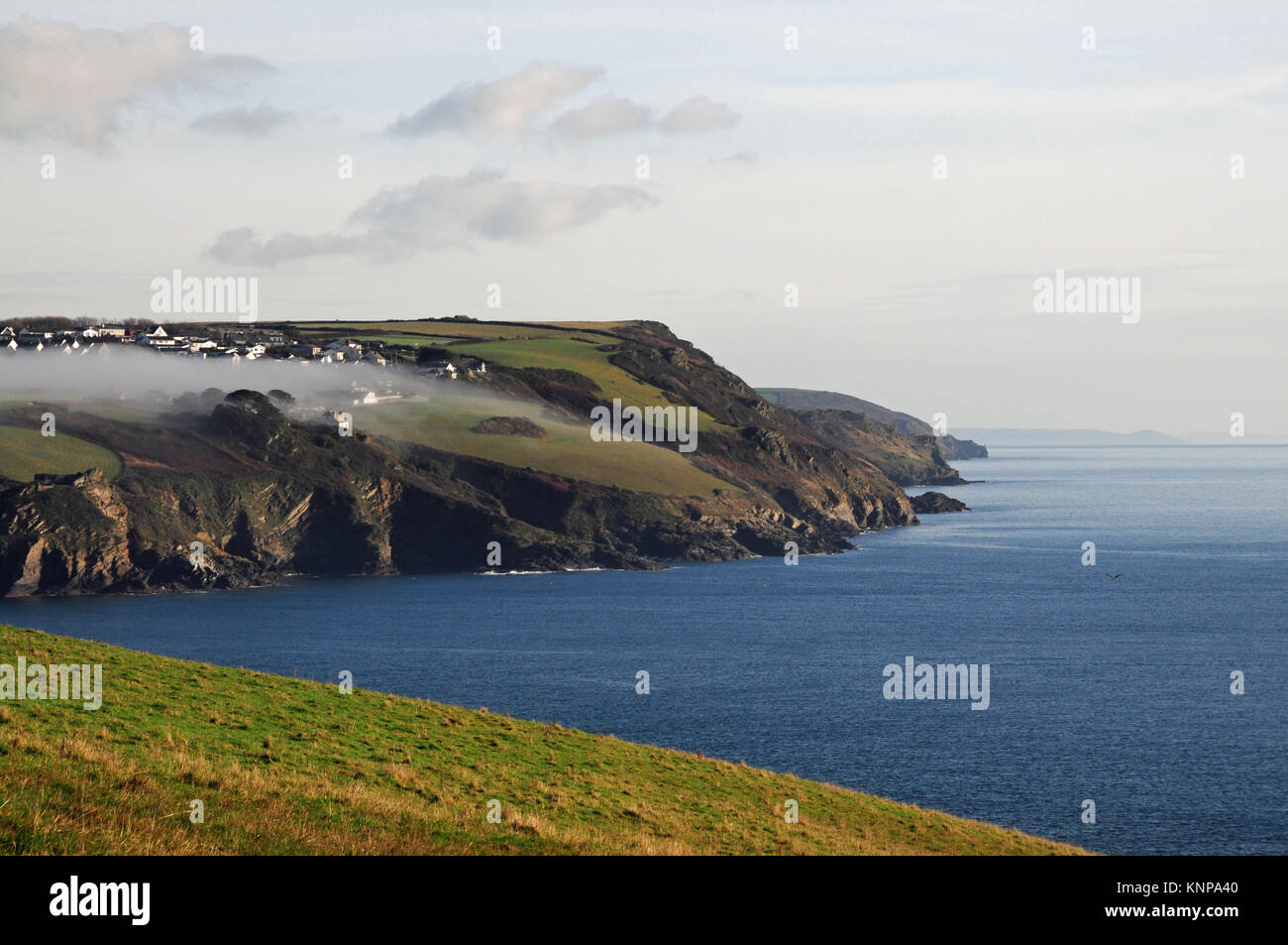 Nebel rollt The Fowey Mündung über Polruan auf einen ruhigen Winter Tag in Cornwall. Stockfoto