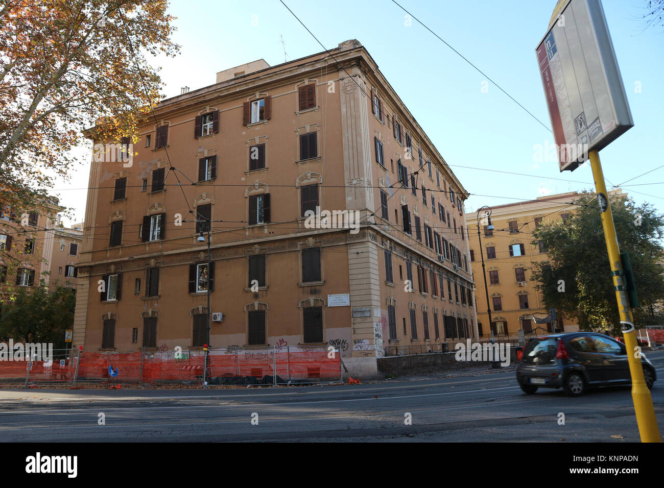 Apartment Gebäude in der Nähe der Porta Maggiore mit Baustelle und Bushaltestelle. Rom, Italien. Stockfoto