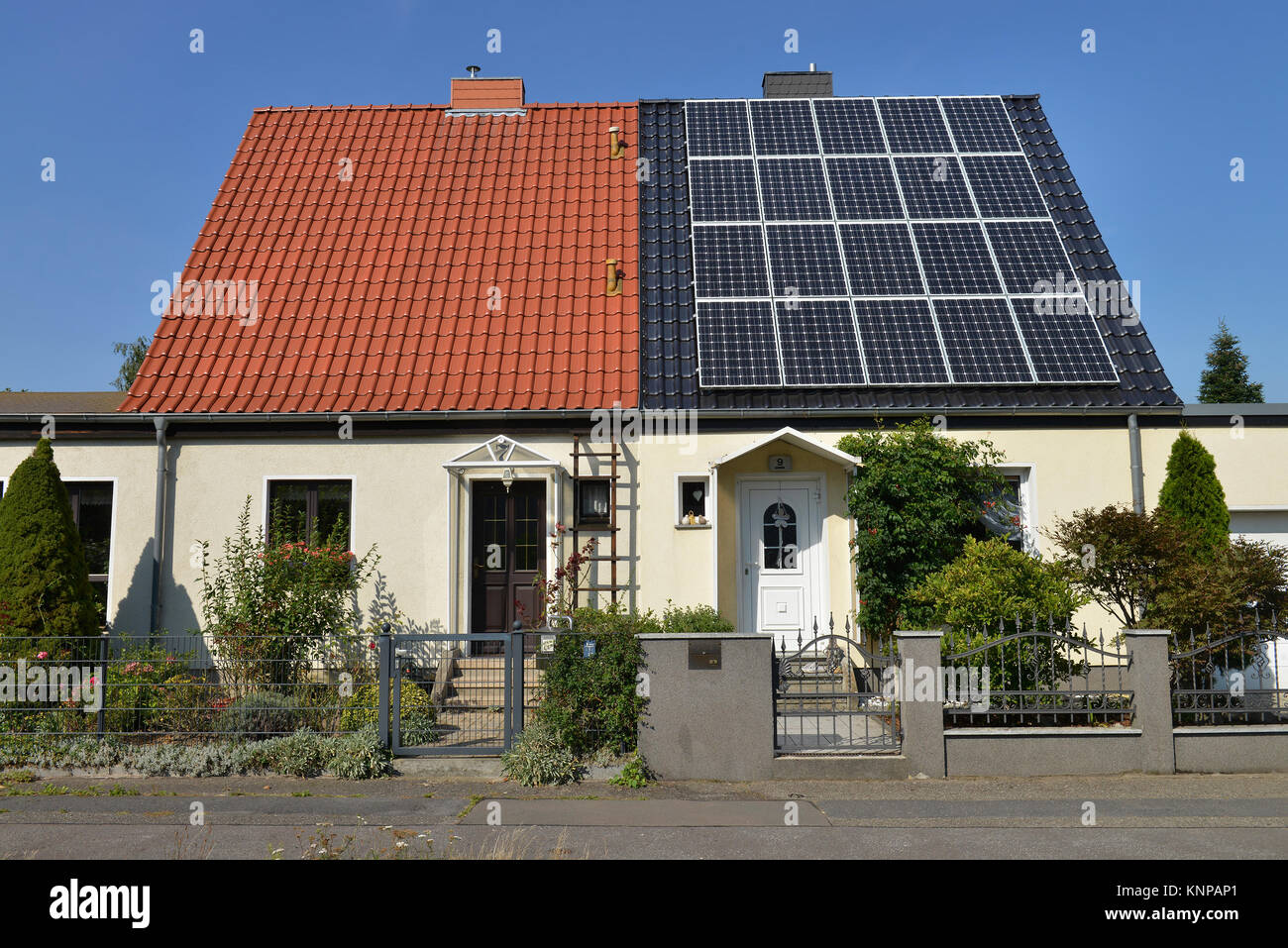 Wohnhaus Solardach, Prozent Dorf Marzahn, Berlin, Deutschland, Wohnhaus Solardach, Marzahn-Hellersdorf, Deutschland Stockfoto