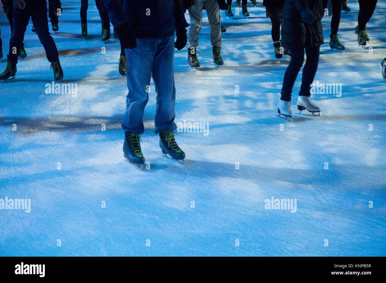 Leute Eislaufen. 7/8 Bild mit Völker Beine Stockfoto