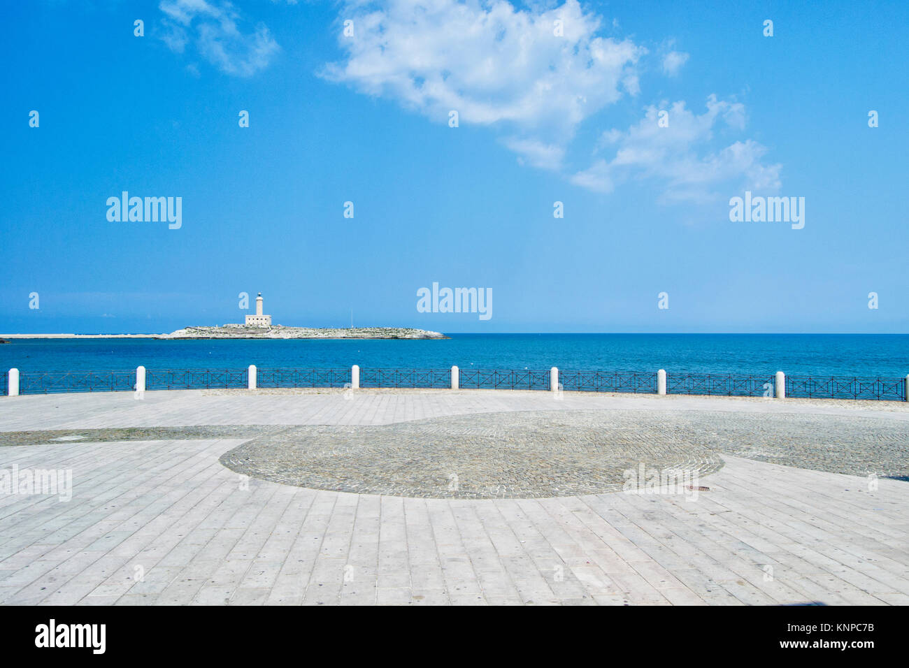 Leuchtturm der Stadt Vieste, Gargano, Apulien, Italien. Für Reisen und Tourismus Konzept Stockfoto