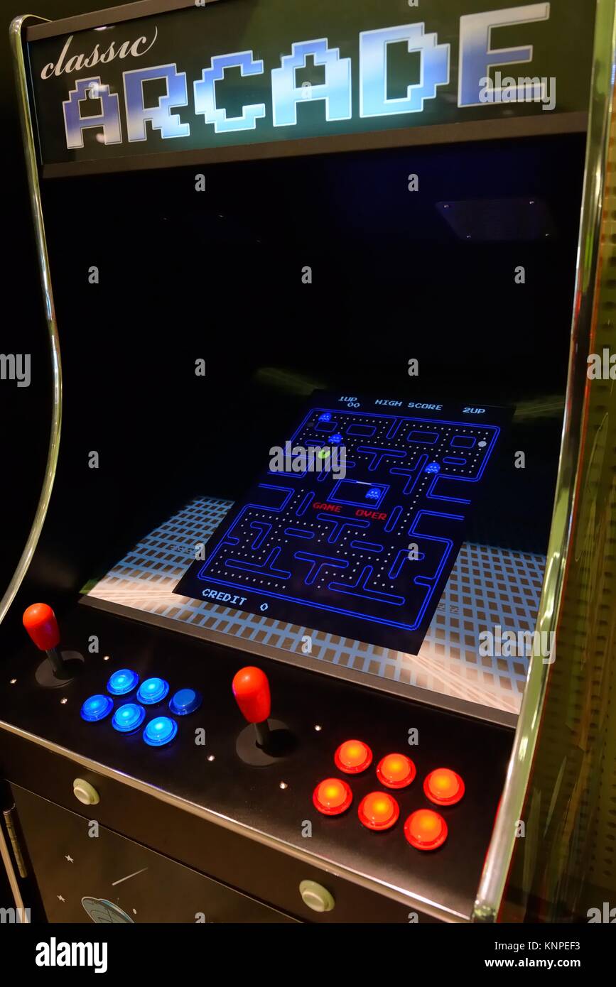 Ein klassisches Arcade Spiel mit einem Pac Man Spiel angezeigt auf dem Bildschirm. Stockfoto
