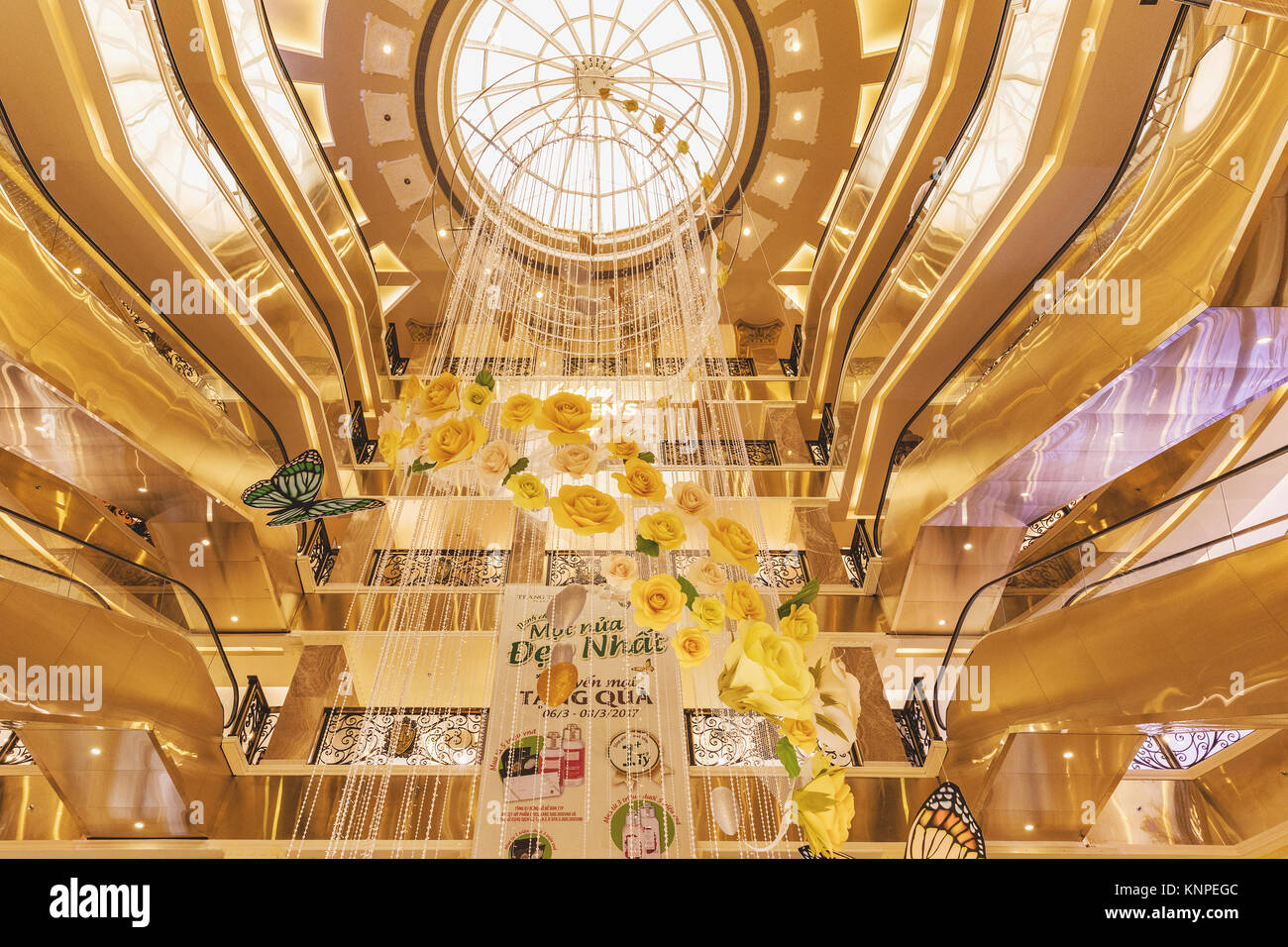 HANOI, VIETNAM - März 08., 2017. Das Innere eines Luxus Shopping mall Trang Tien Plaza, Grand aus der französischen Kolonialzeit Jugendstil. Hanoi, Vietnam Stockfoto
