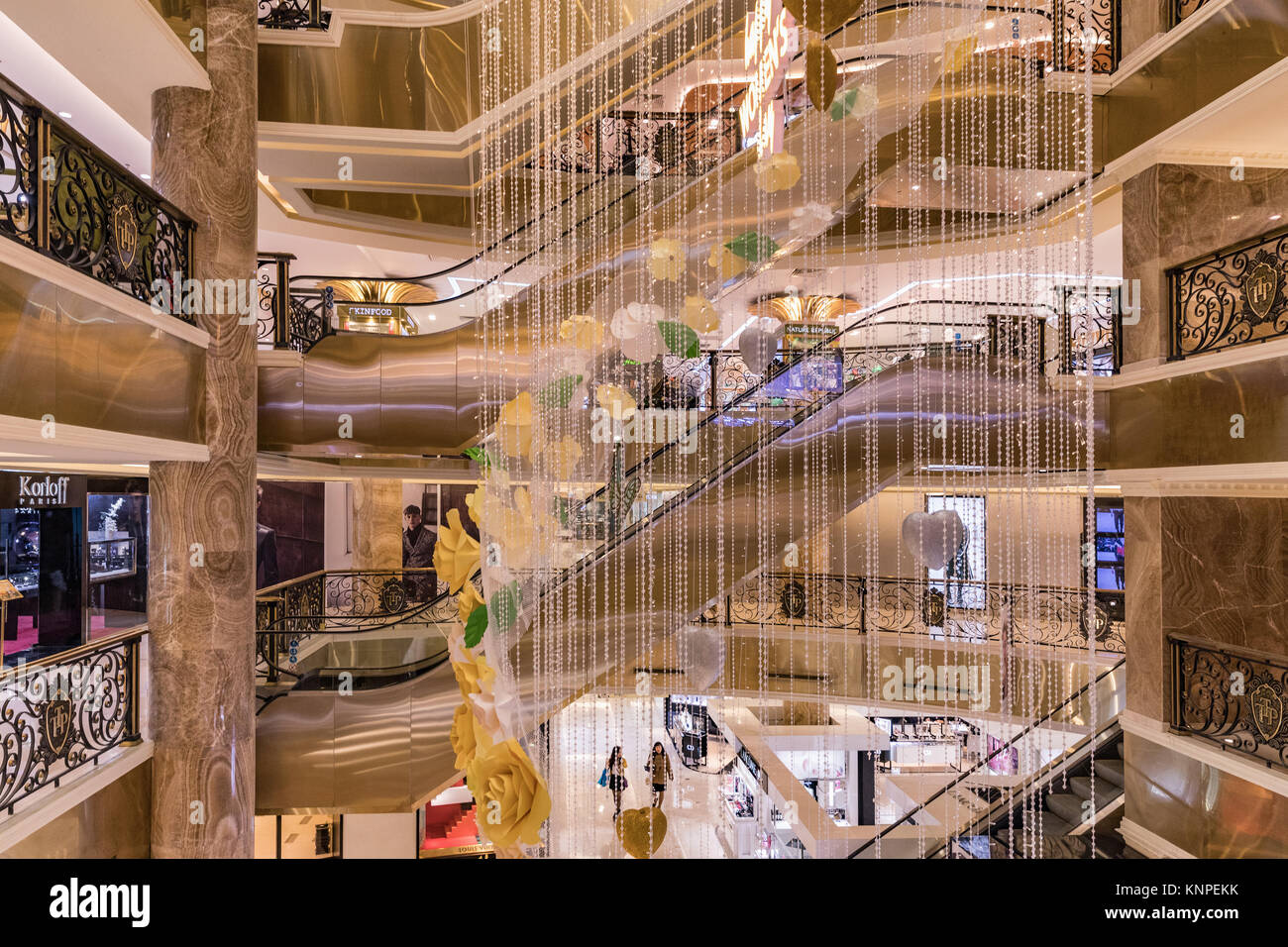 HANOI, VIETNAM - März 08., 2017. Das Innere eines Luxus Shopping mall Trang Tien Plaza, Grand aus der französischen Kolonialzeit Jugendstil. Hanoi, Vietnam Stockfoto