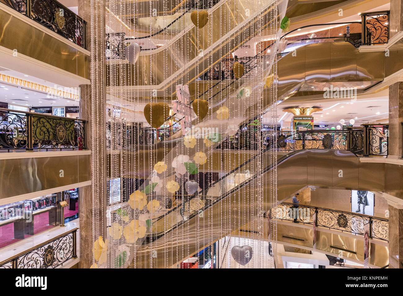 HANOI, VIETNAM - März 08., 2017. Das Innere eines Luxus Shopping mall Trang Tien Plaza, Grand aus der französischen Kolonialzeit Jugendstil. Hanoi, Vietnam Stockfoto