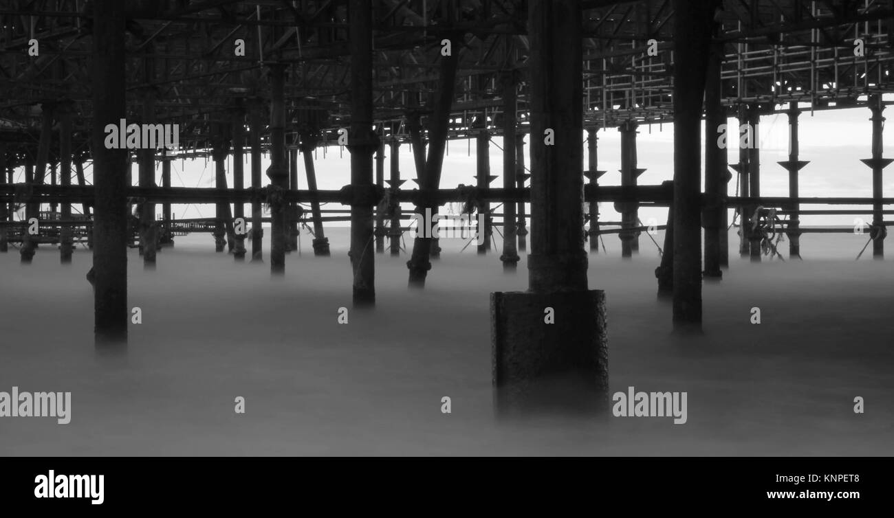 Schwarze und weiße Misty lange Belichtung, unter Hastings Pier genommen. Stockfoto