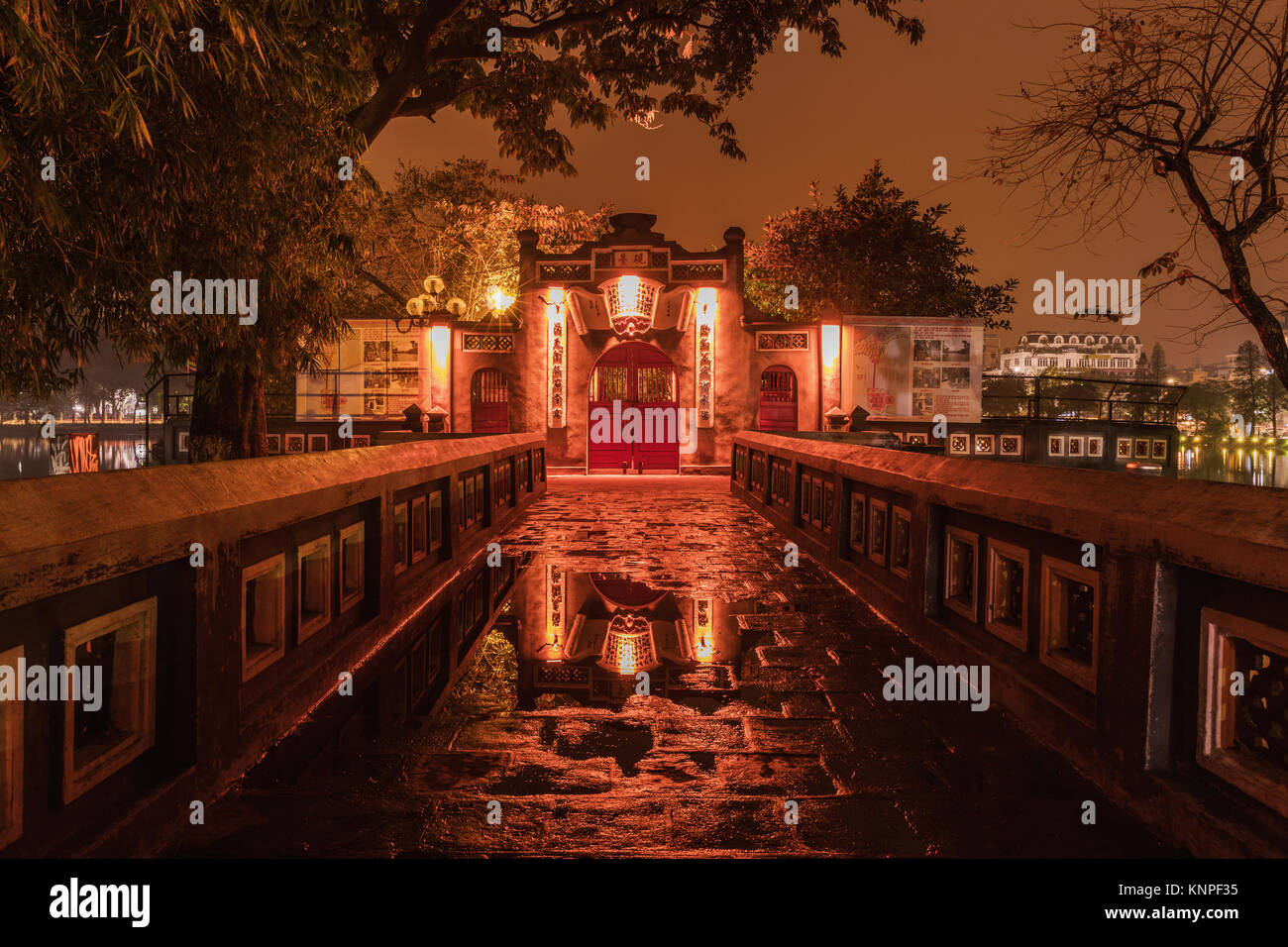 HANOI, VIETNAM - 08.März 2017: Eintrag Rote Brücke - die Huc Bridge in See Hoan Kiem, Hanoi, Vietnam. Nacht ansehen. Das ist ein See in der historischen c Stockfoto