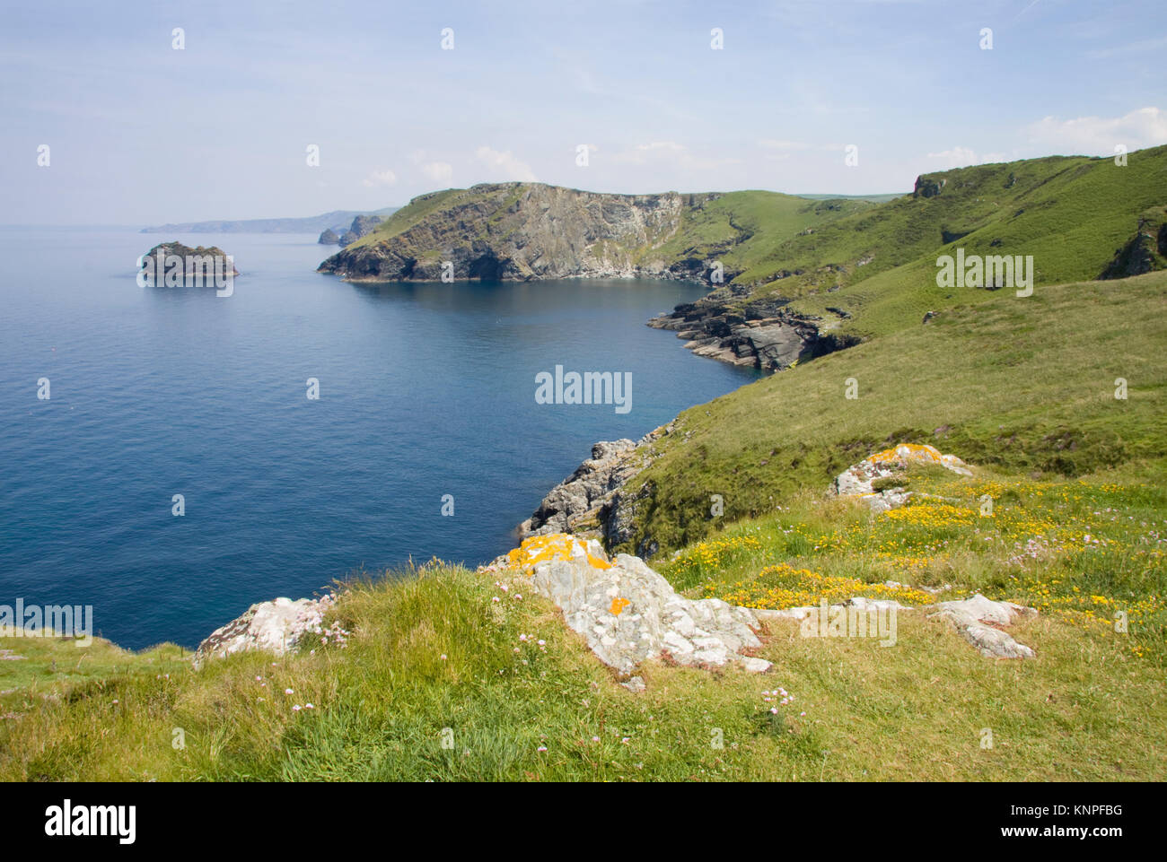 Suche entlang der Küste von Barras Nase in Richtung der Schwestern Inseln. North Cornwall, England. Stockfoto