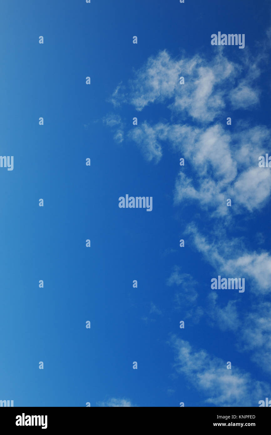 Blauer Himmel mit Wolken, schönes Wetter Stockfoto
