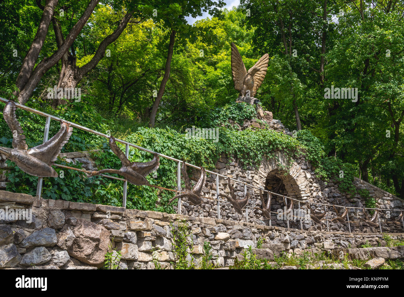 Eagle Skulptur im Stadtpark von Kamjanez-podilskyj Stadt in der westlichen Ukraine Stockfoto