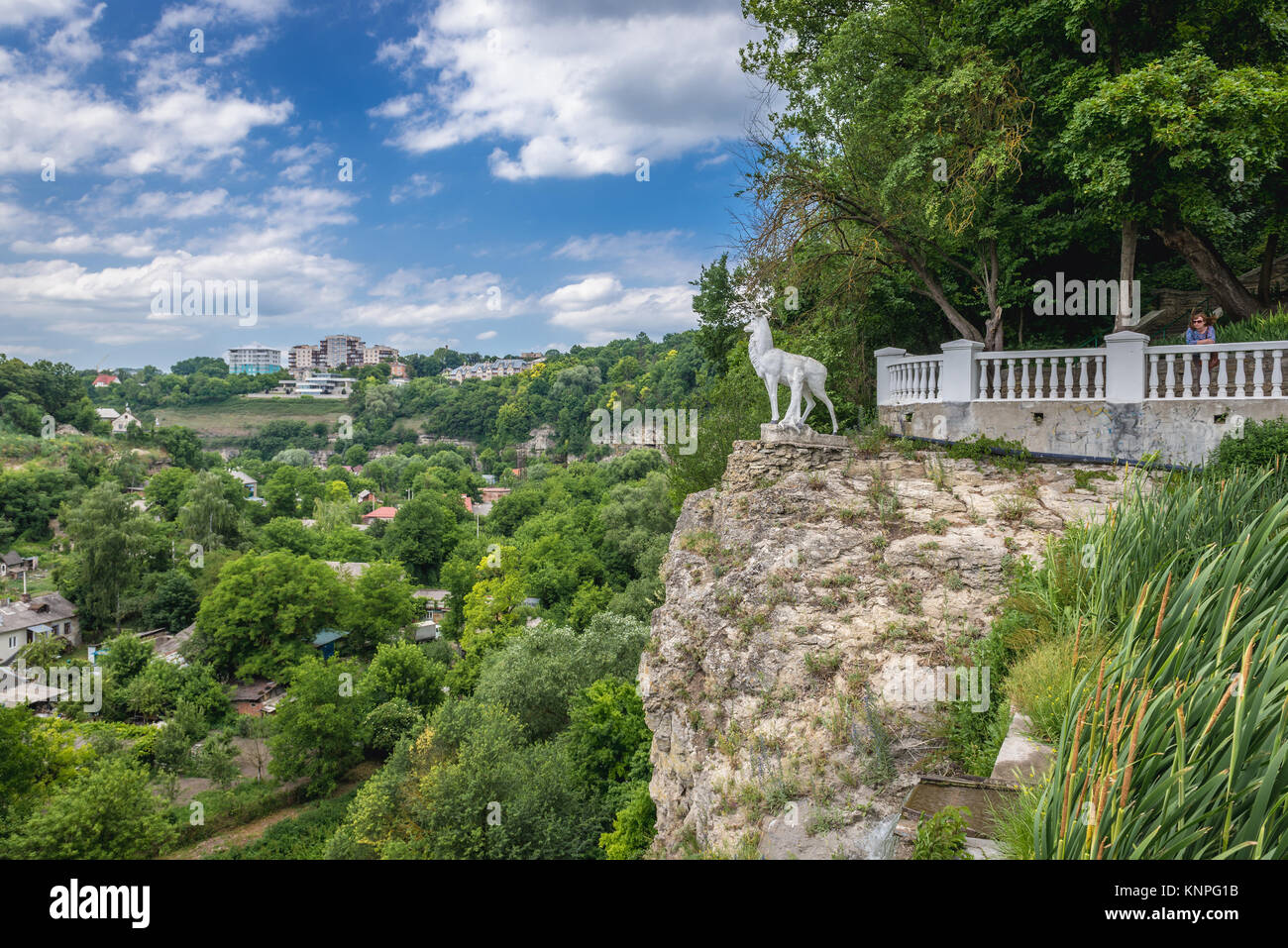 Hirsch auf einem Felsen Statue im Stadtpark von Kamjanez-podilskyj Stadt in der westlichen Ukraine Stockfoto