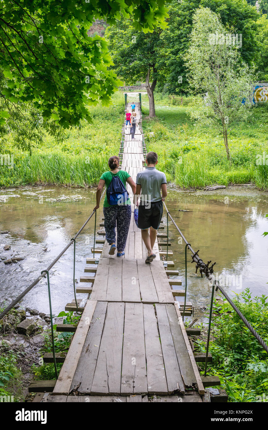Hängebrücke über den Fluss Smotrych in Kamjanez-podilskyj Stadt in Gesundheit Oblast der westlichen Ukraine Stockfoto