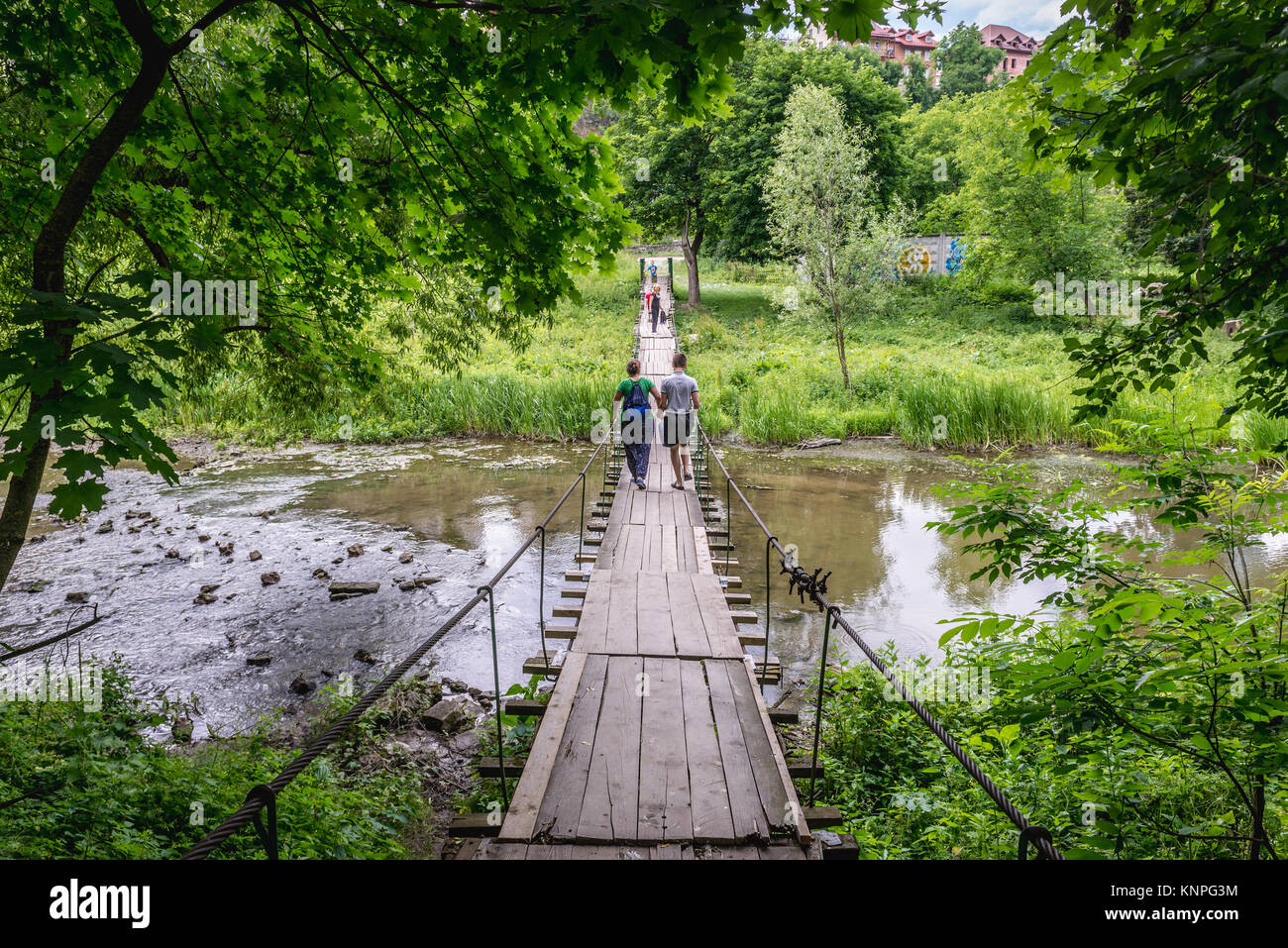 Hängebrücke über den Fluss Smotrych in Kamjanez-podilskyj Stadt in Gesundheit Oblast der westlichen Ukraine Stockfoto