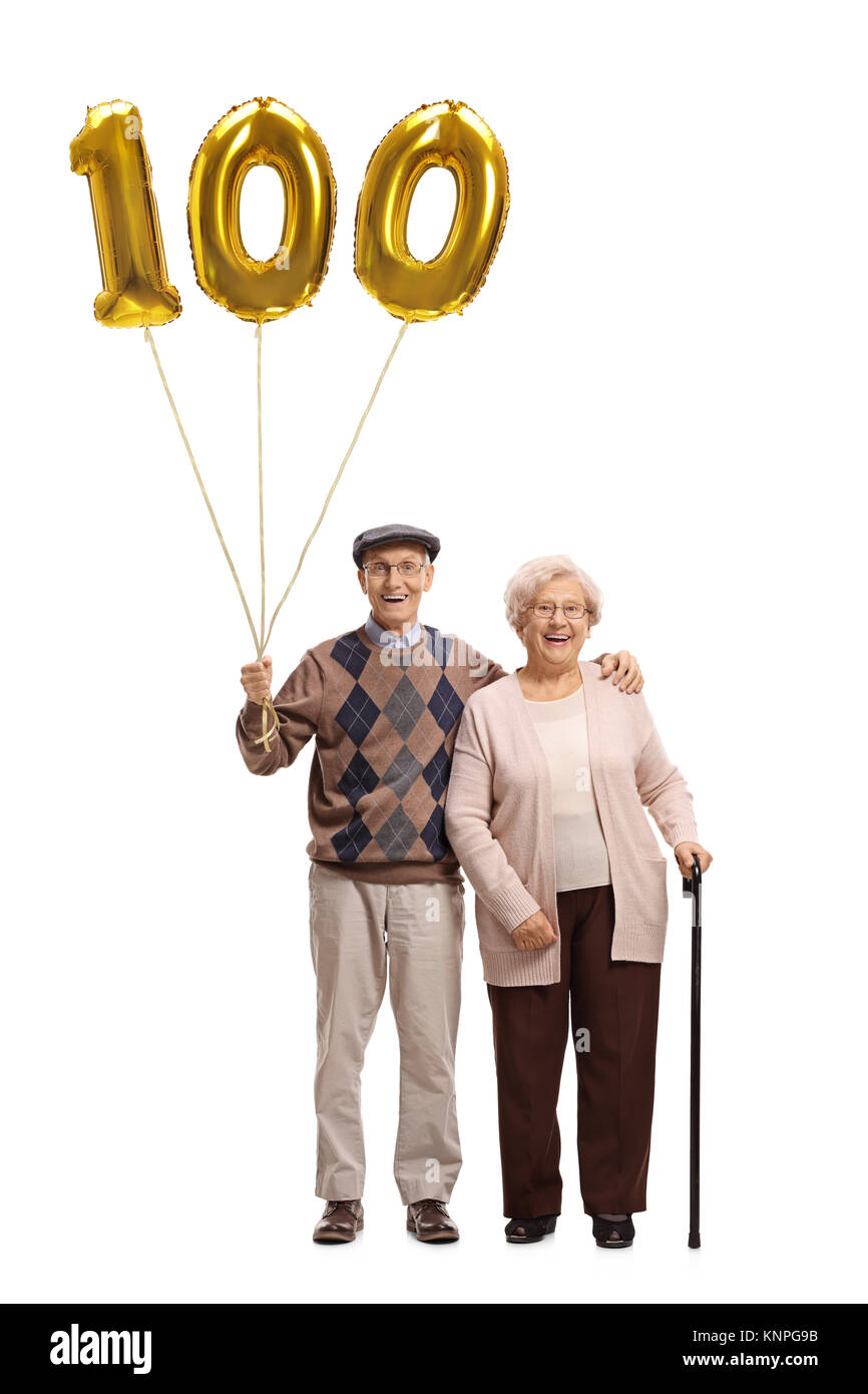 In voller Länge Porträt eines älteren Paares mit einem Goldenen Zahl hundert Ballon auf weißem Hintergrund Stockfoto