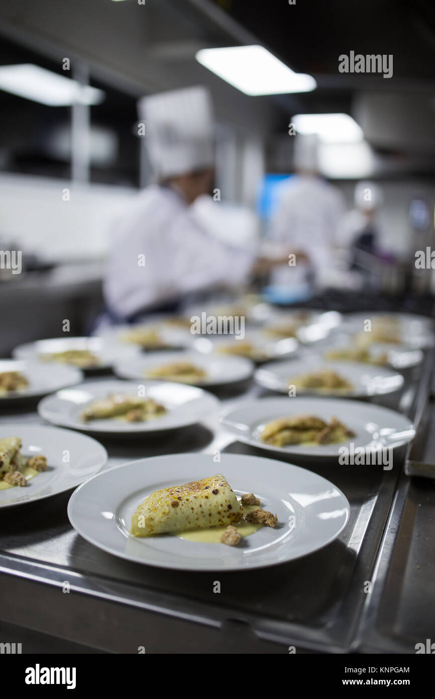 Zubereitung von Speisen, im Restaurant Küche, masterchef, traditionelle Speisen aus Argentinien, Empanadas Stockfoto