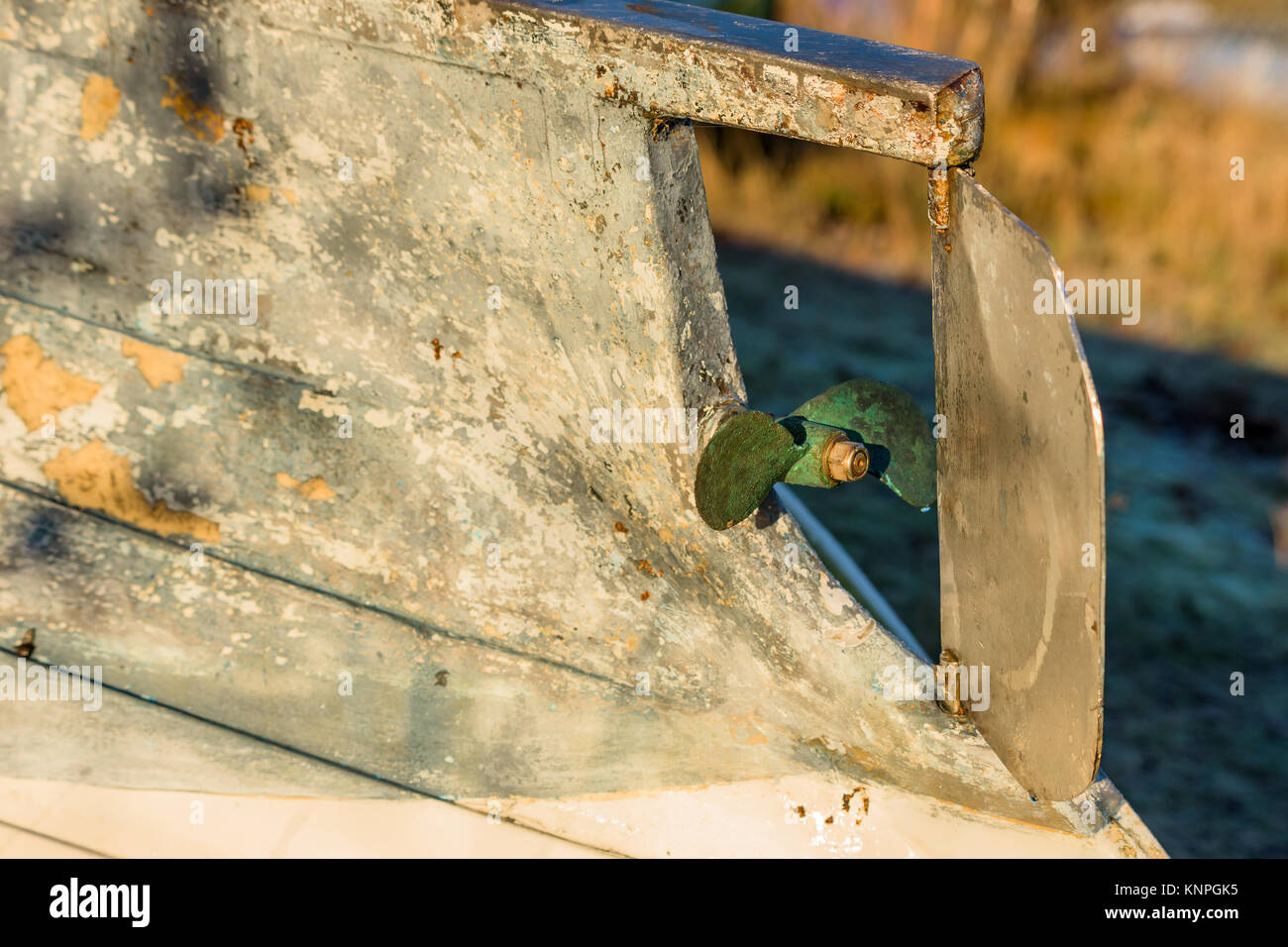 Kleines Boot Propeller und Ruder auf den Kopf Motorboot. Stockfoto