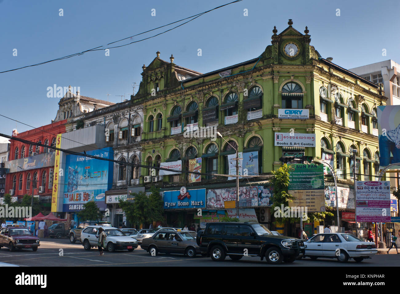 Koloniale Architektur in der Innenstadt von Yangon, Myanmar Stockfoto