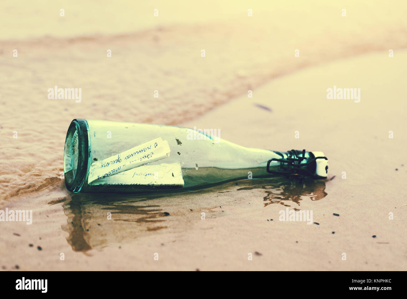Flasche mit Meldung auf den Strand Ufer Sand Stockfoto
