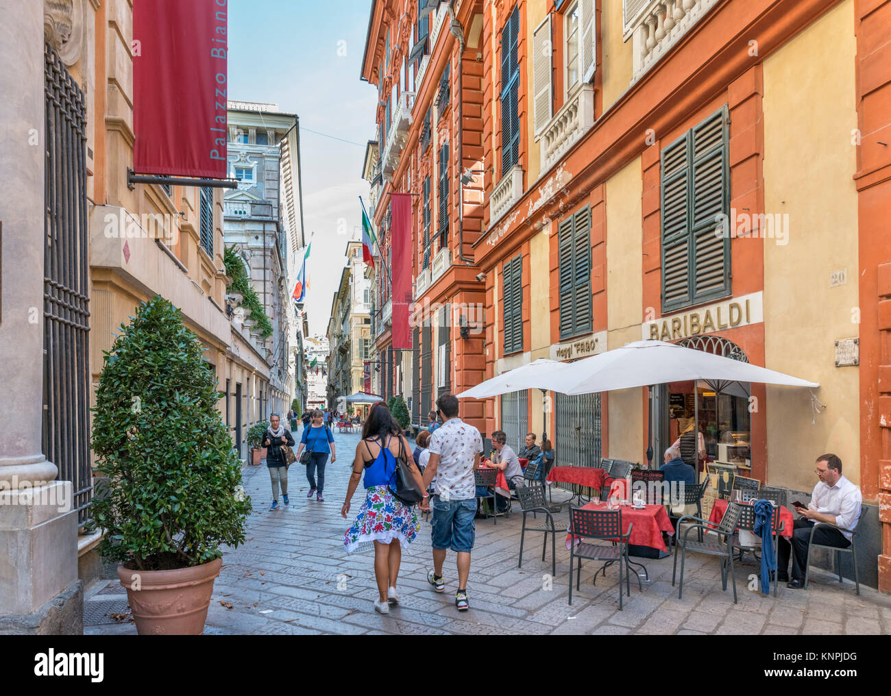 Sidewalk Cafe an der Via Garibaldi in der Altstadt, mit der Palazzo Bianco links, Genua, Ligurien, Italien Stockfoto