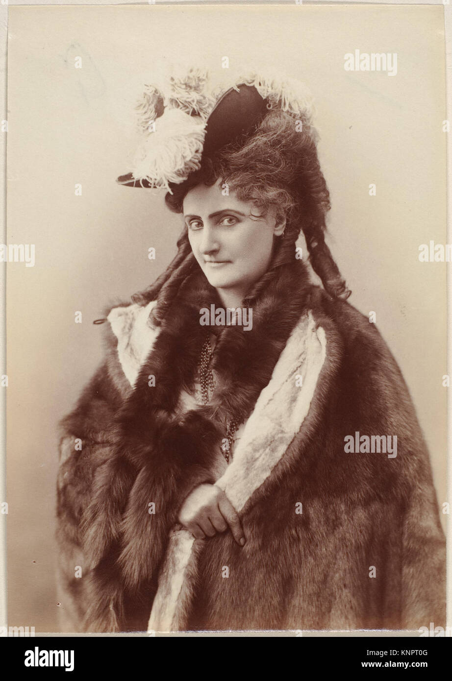 Das Foto von Pierre-Louis Pierson mit dem Titel „Gräfin de Castiglione“ zeigt die italienische Adlige in dramatischer, theatralischer Pose. Das Bild spiegelt die Persönlichkeit der Gräfin wider. Stockfoto