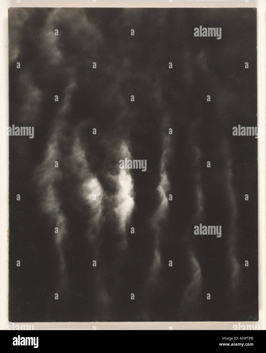 Das entsprechende Set C2 No. 5 ist ein Gelatinedruck aus dem Jahr 1929, der 11,7 x 9,3 cm groß ist und Teil der Alfred Stieglitz Collection im Metropolitan Museum of Art in New York ist und 1949 erworben wurde. Stockfoto