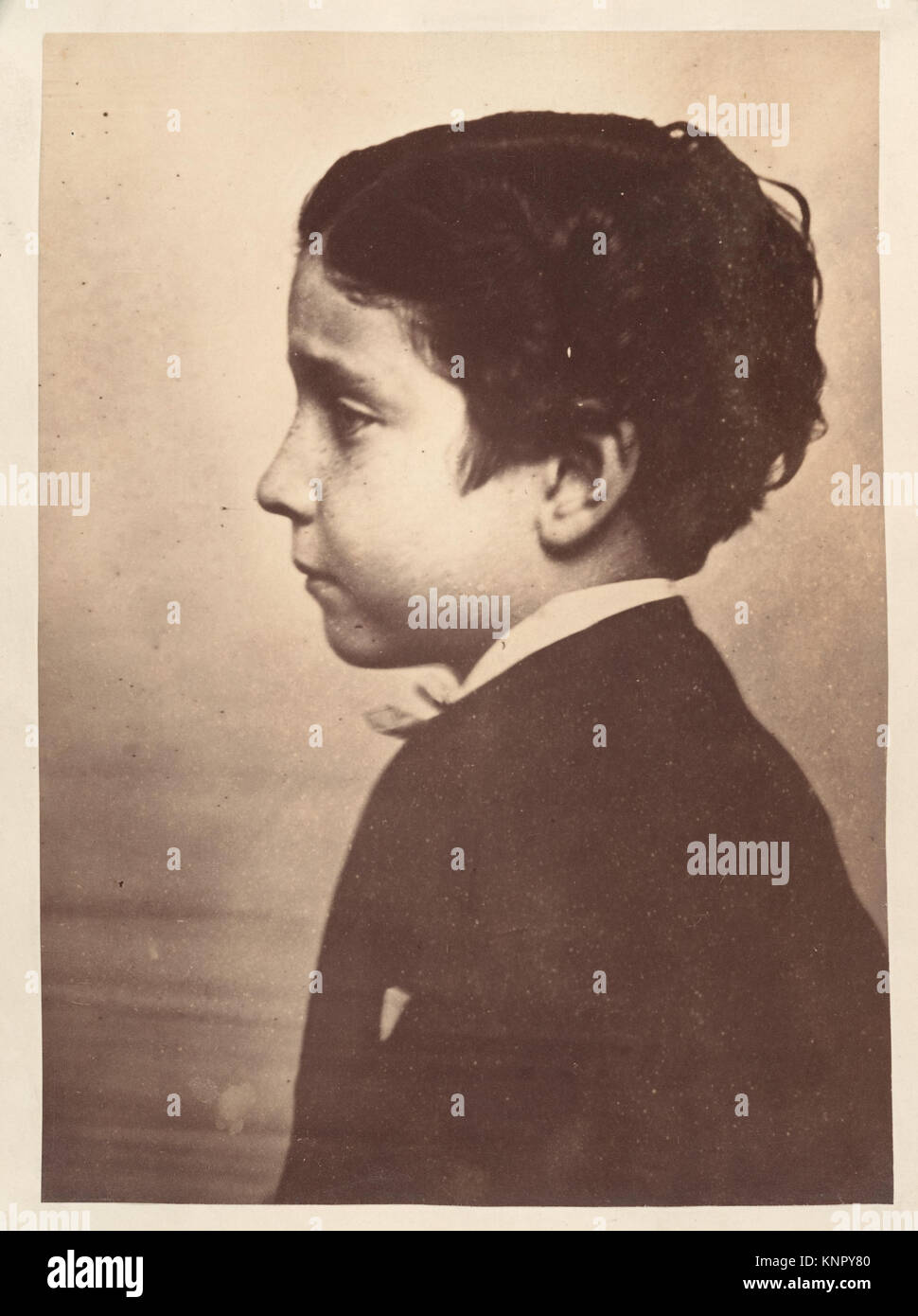 Dieser Silberalbumendruck von 1863 von André-Adolphe-Eugène Disdéri zeigt Napoléon Eugène Louis Jean Joseph Bonaparte, den einzigen Sohn Napoleons III. Und Kaiserin Eugénie. Der Prinz Imperial war bis zum Fall des Zweiten Französischen Reiches 1870 der Thronfolger. Stockfoto