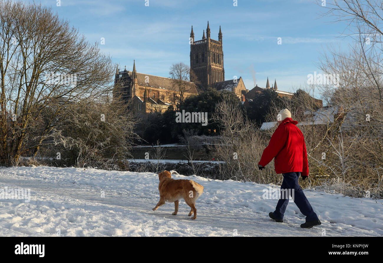 Eine Dame nimmt ihren Hund für einen Spaziergang an den Ufern des Flusses Sieben in Worcester, Großbritannien seine kälteste Nacht des Jahres mit weite Teile des Landes unter den Gefrierpunkt fallen - mit-13 C (8.6F) in Shropshire aufgezeichnet hatte. Stockfoto