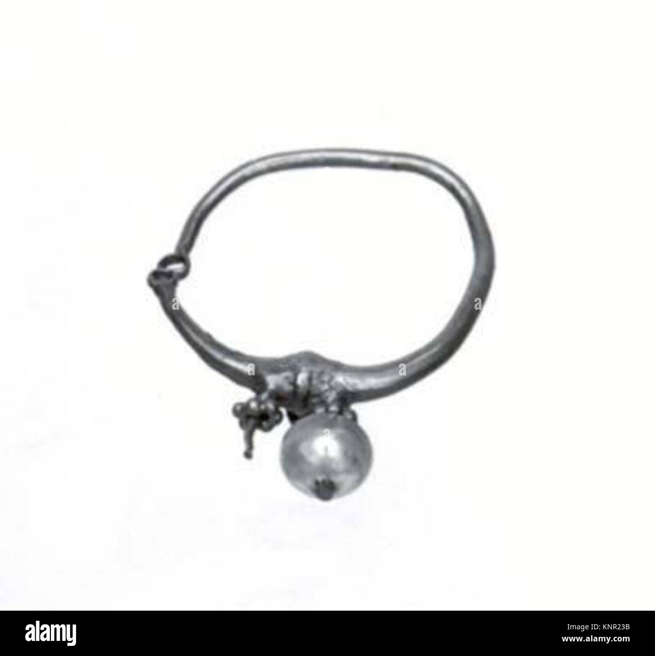 Ein Paar Ohrringe aus dem Metropolitan Museum of Art mit Design, Material und kultureller Handwerkskunst. Stockfoto