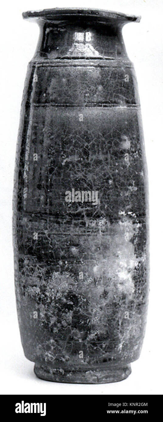 Ein zylindrischer Behälter von MET, Best.-Nr. Hb22 195 322514, der historisch zur Lagerung verwendet wurde, mit rundem Körper, offenem Mund und aus Keramikmaterial mit funktionellem Design gefertigt wurde. Stockfoto