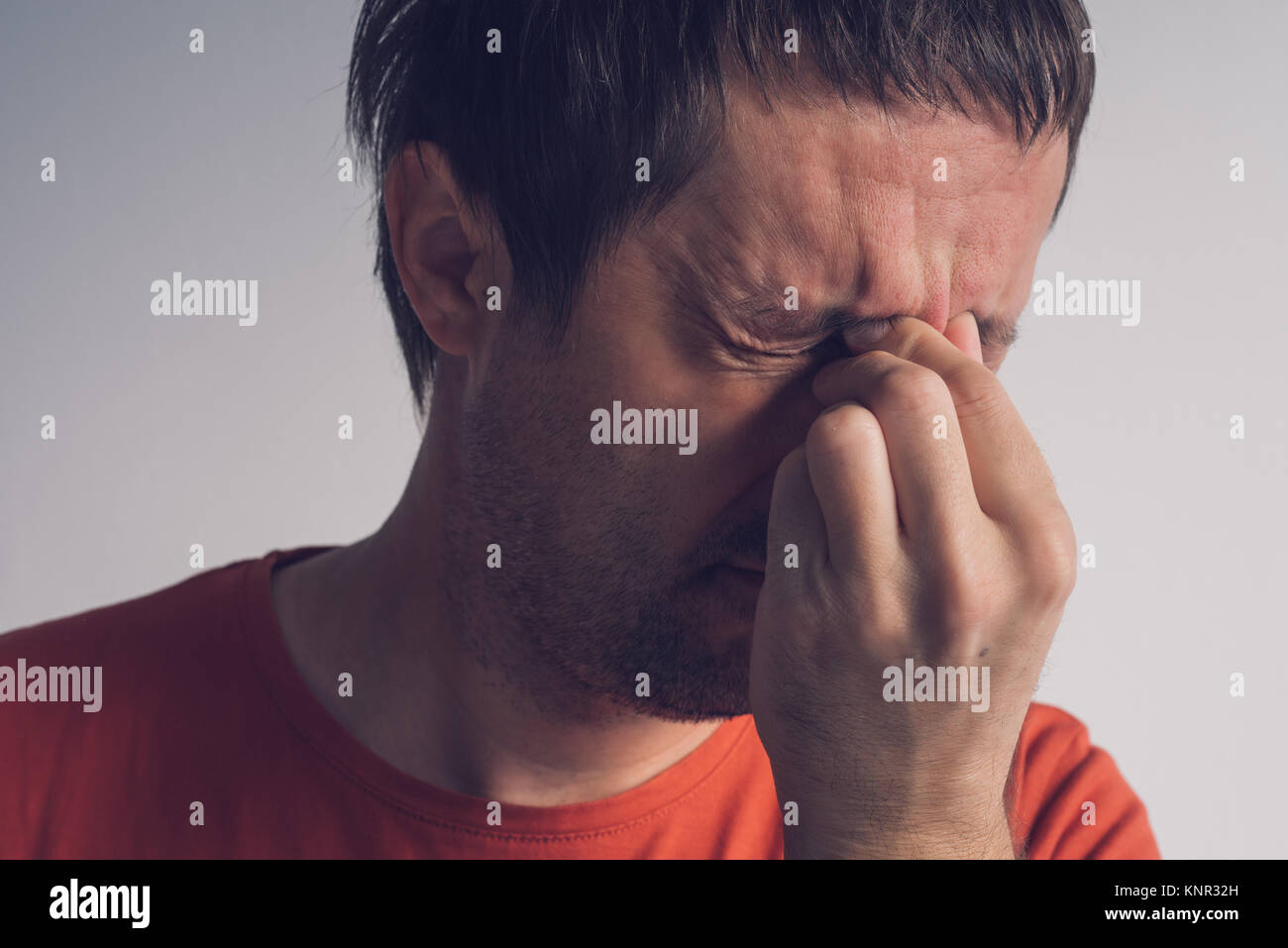 Menschen mit Migräne Kopfschmerzen, erwachsene Kaukasier Männlich leiden unter starken Schmerzen im Kopf. Stockfoto