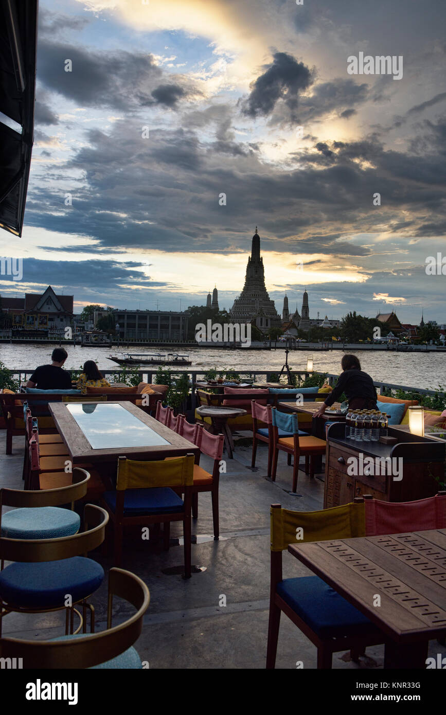 Speisen mit Blick auf Wat Arun auf dem Chao Phraya in Bangkok, Thailand Stockfoto