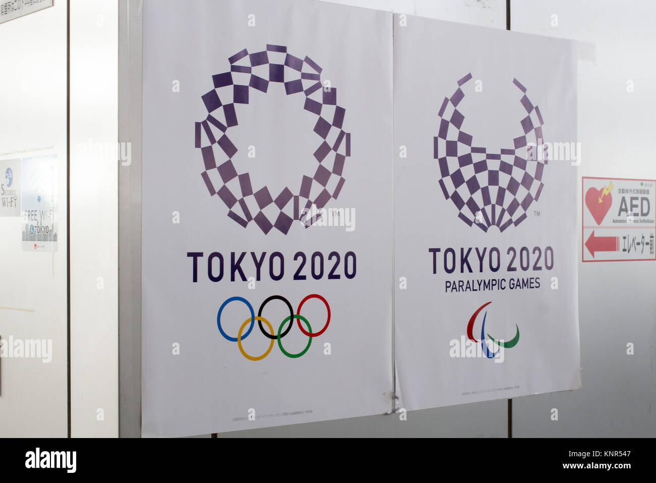 Tokyo 2020 olympischen Poster für den Verkauf in der Regierung Gebäude, Tokio, Japan. Stockfoto