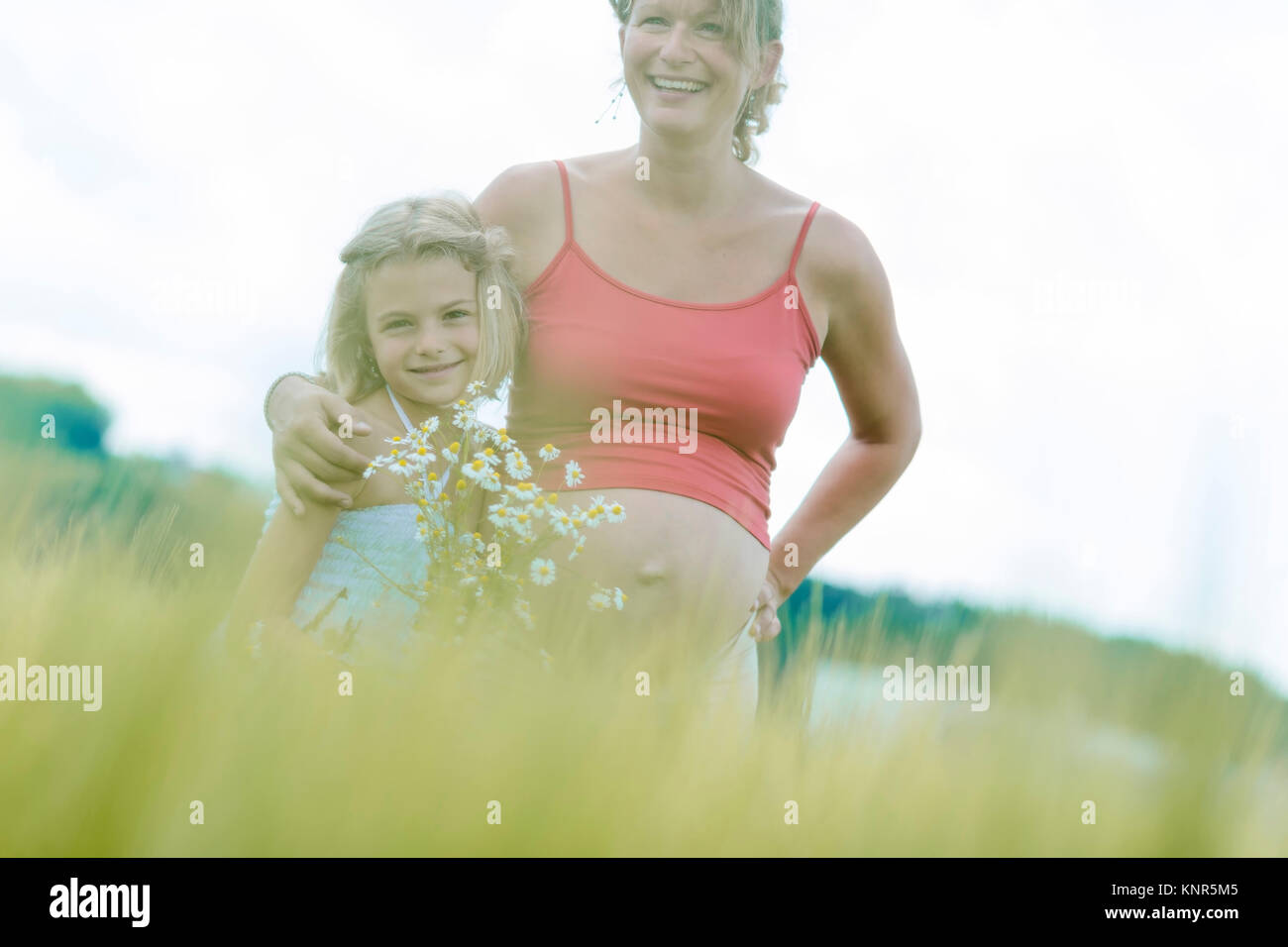 Werdende Mutter Mit 7-Jaehriger Tochter - schwangere Mutter mit Tochter ...