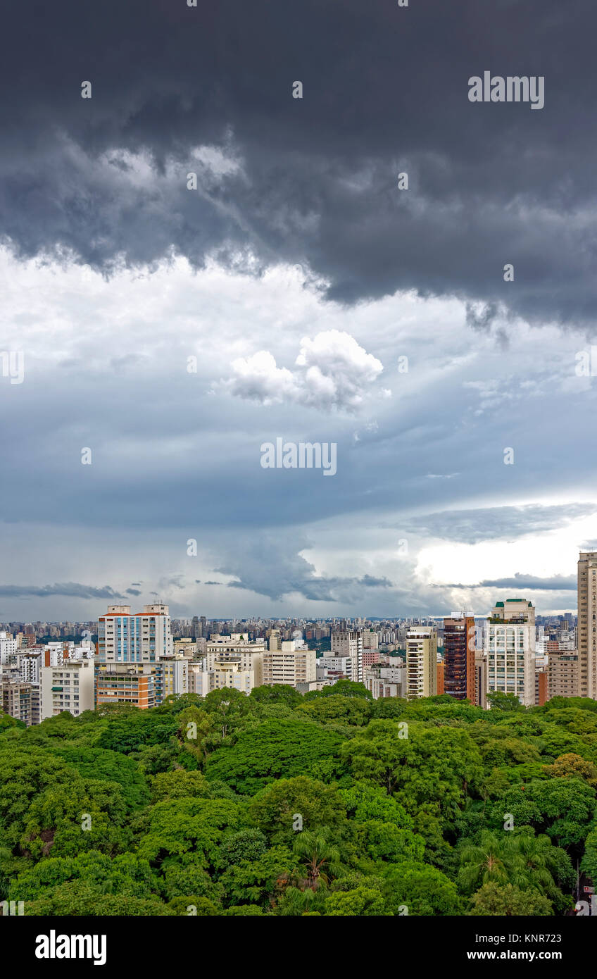 Dunkle Wolken über der Stadt sky São Paulo bei der Bekanntgabe der aufkommender Regen in der Region Paulista Avenue Stockfoto