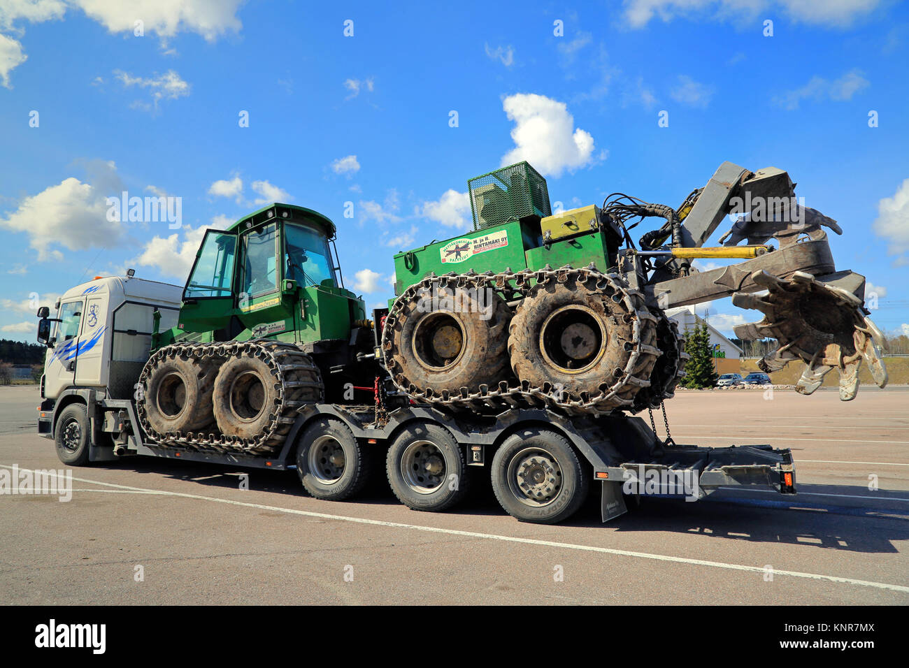 PAIMIO, Finnland - 3. Mai 2014: John Deere Forestry Harvester mit einer doppelten Wald auf einem LKW-Anhänger, der Pflug. Vor dem Pflanzen von Bäumen, chemische Arten von Stockfoto