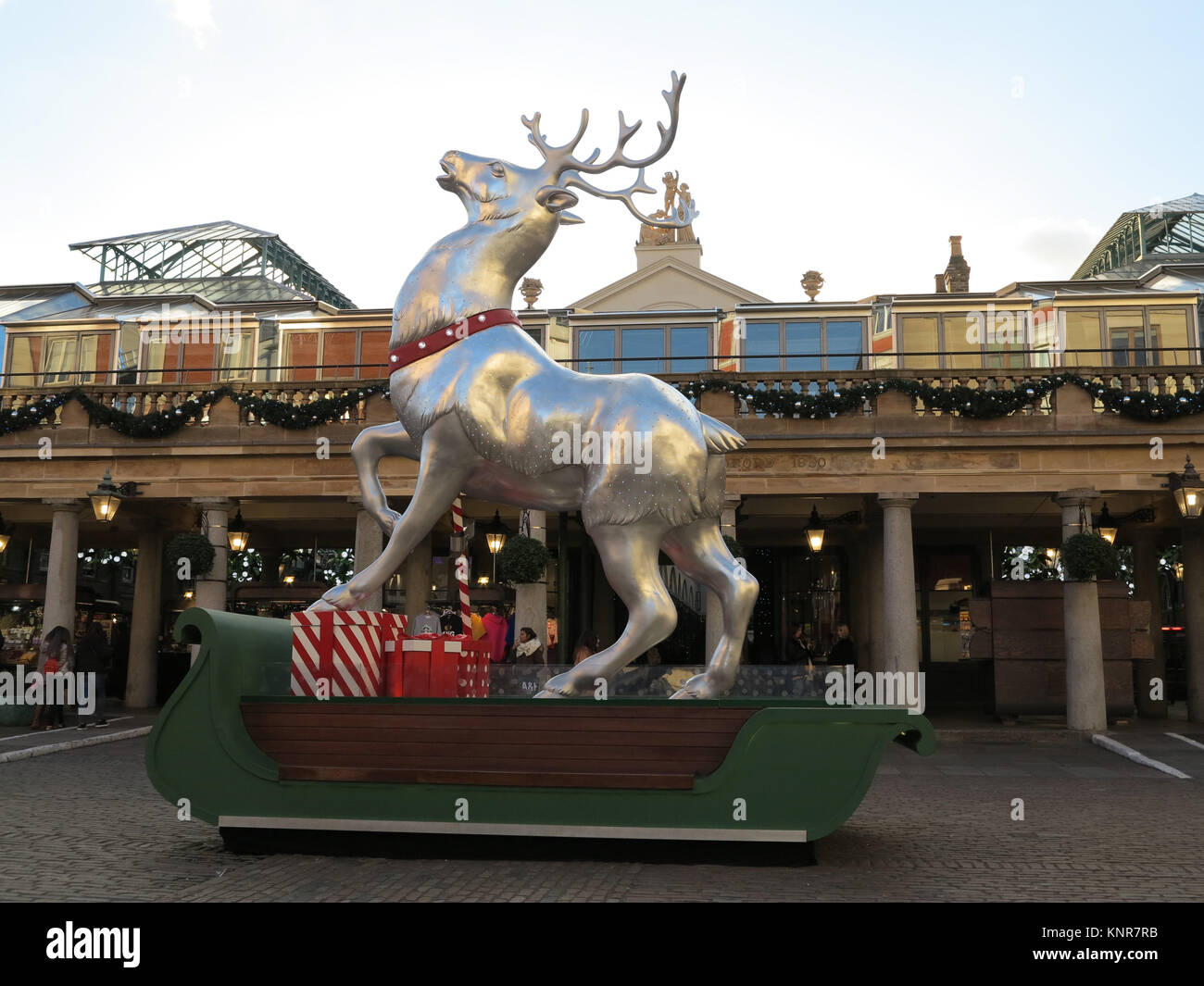 Weihnachten im Covent Gardens London Großbritannien außerhalb der apple markt November 2017. Stockfoto