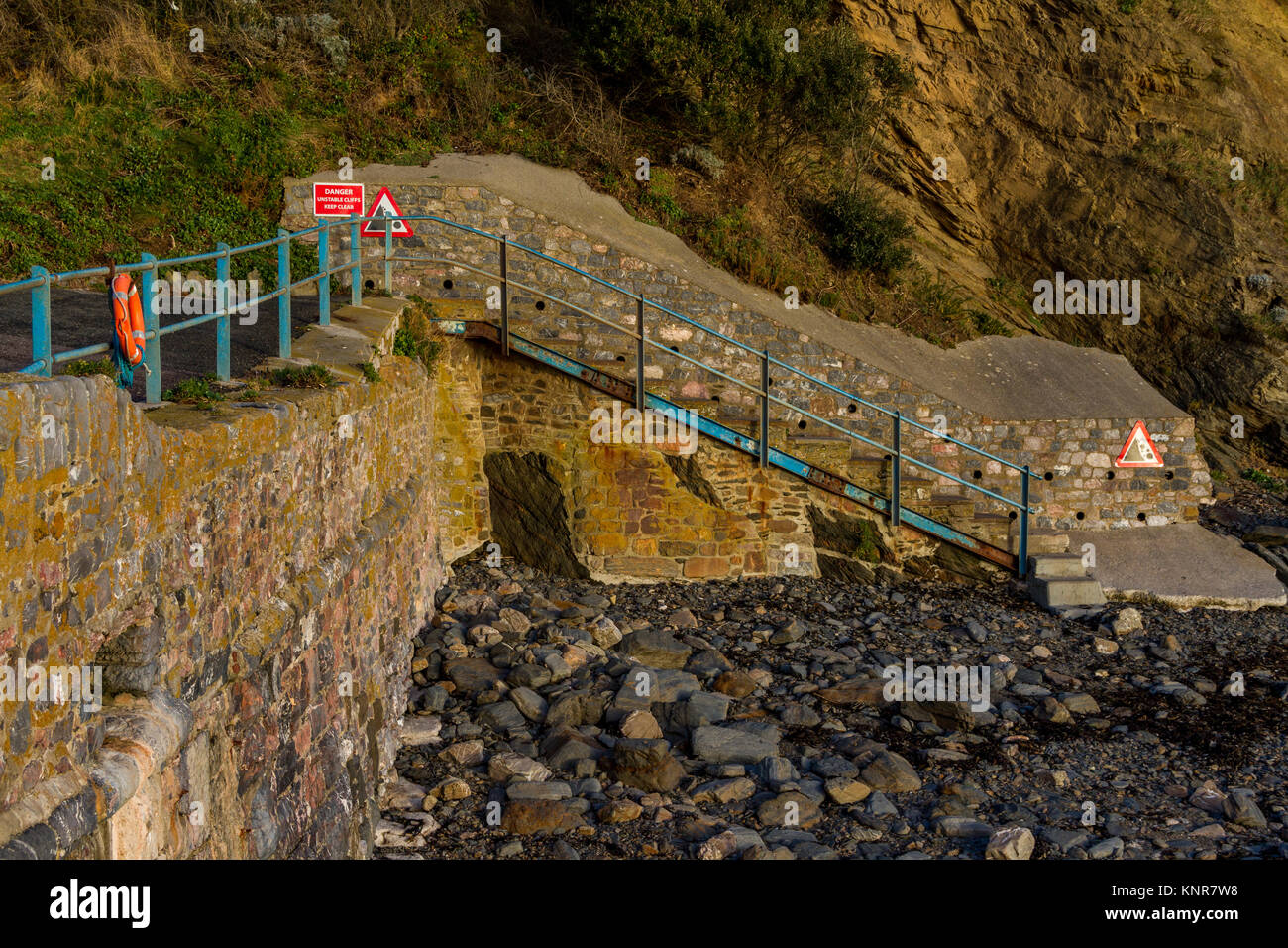 Rusty blau lackiert Geländer hinunter ans Ufer, Meadfoot Beach, Torquay, Devon Stockfoto
