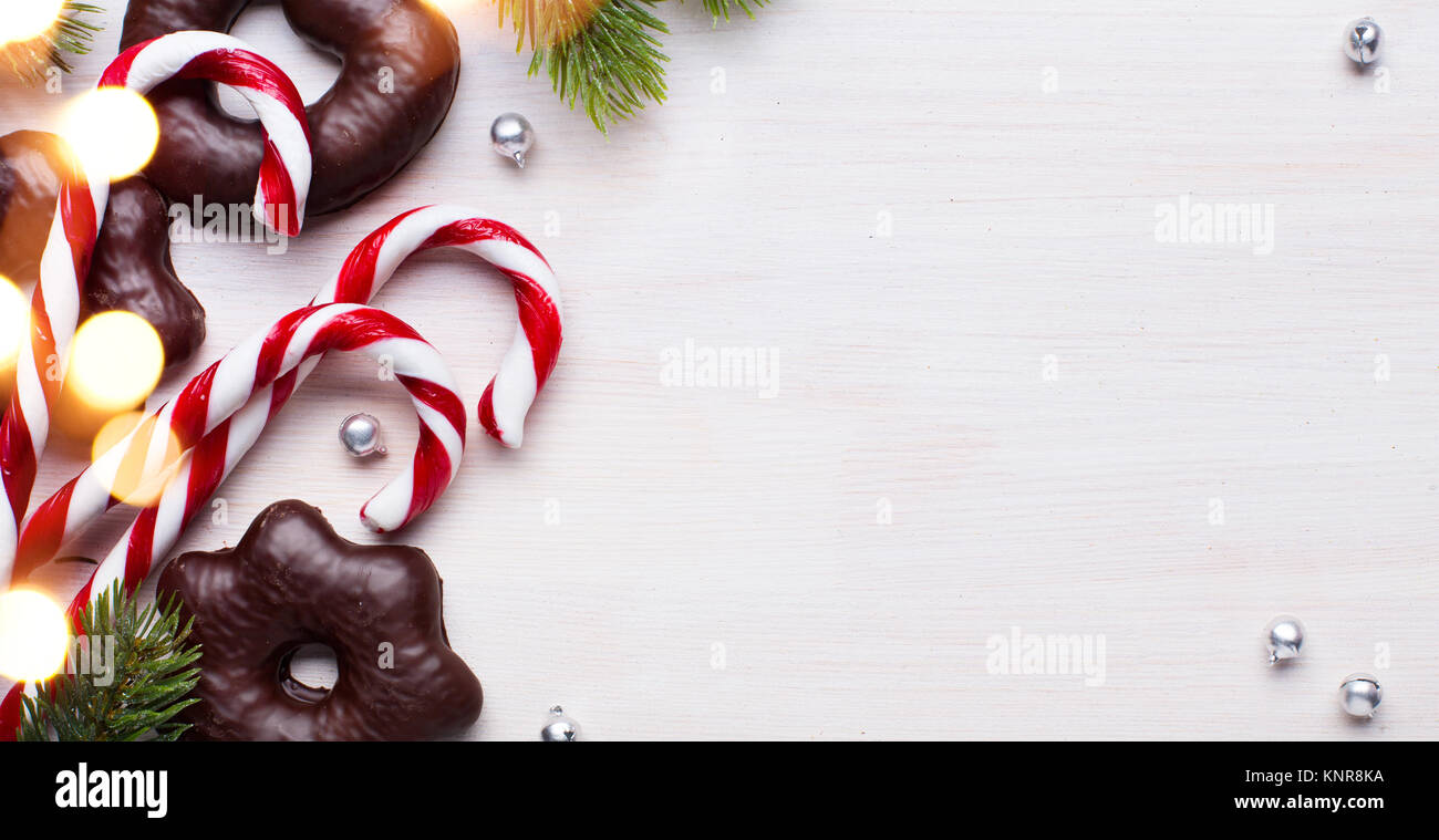 Weihnachtsferien ornament flach; Weihnachten Cookies auf einer hölzernen Hintergrund Stockfoto