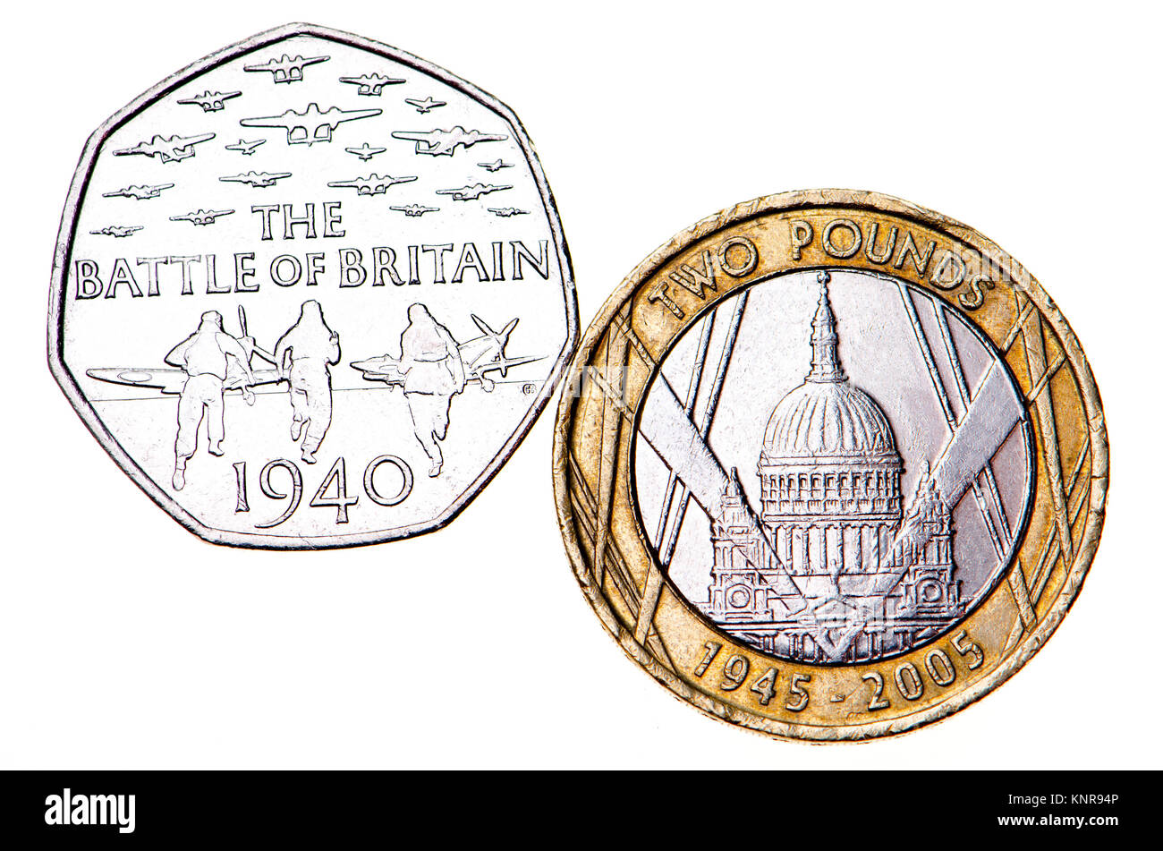 Britische Gedenkmünzen. 50 p-Münze: 75. Jahrestag der Schlacht von Großbritannien (Gary Breeze: 2015) £ 2 Münze: 60. Jahrestag der Beendigung des Zweiten Weltkrieges. St Stockfoto